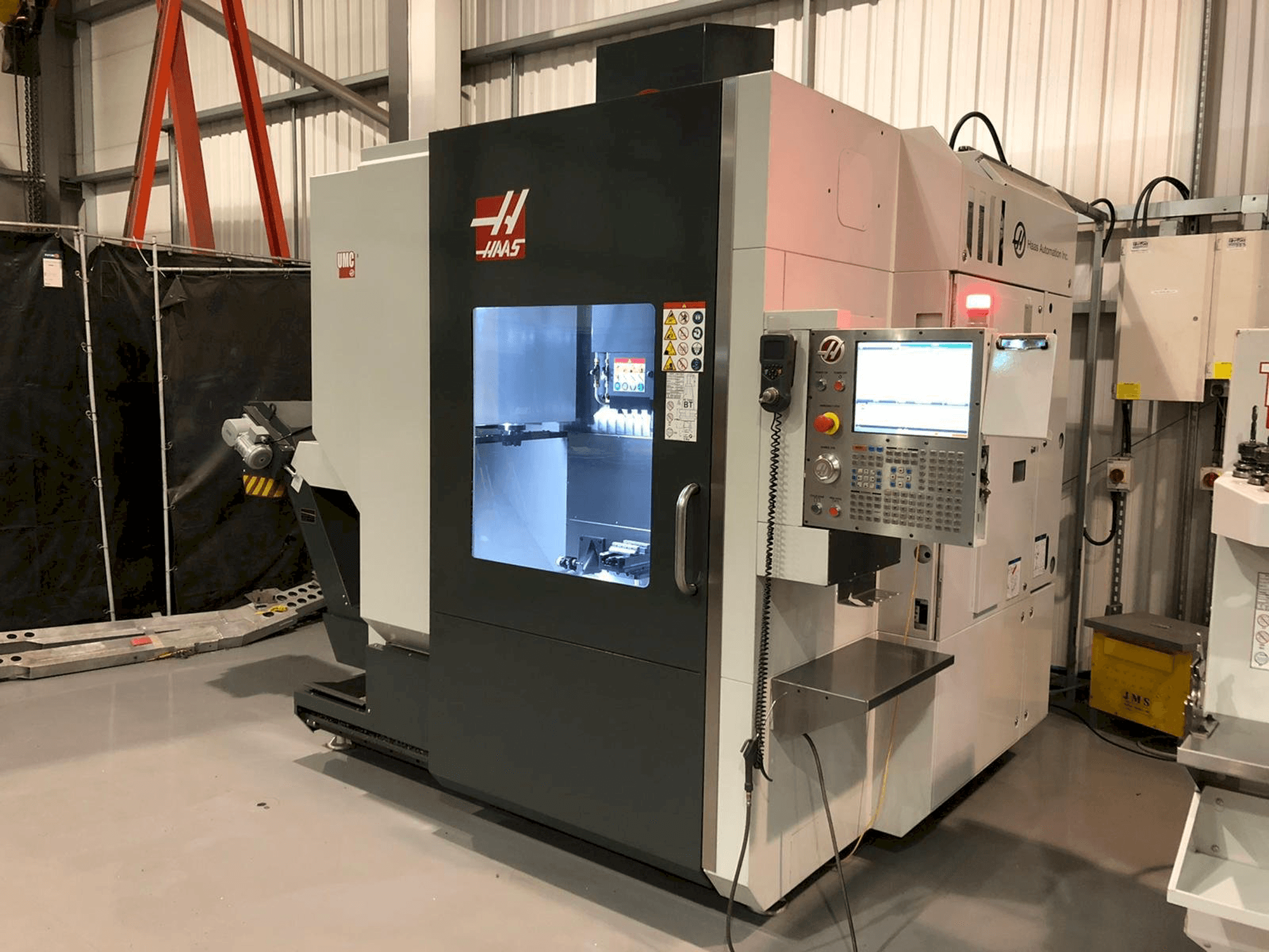 A HAAS UMC - 750 gép elölnézete