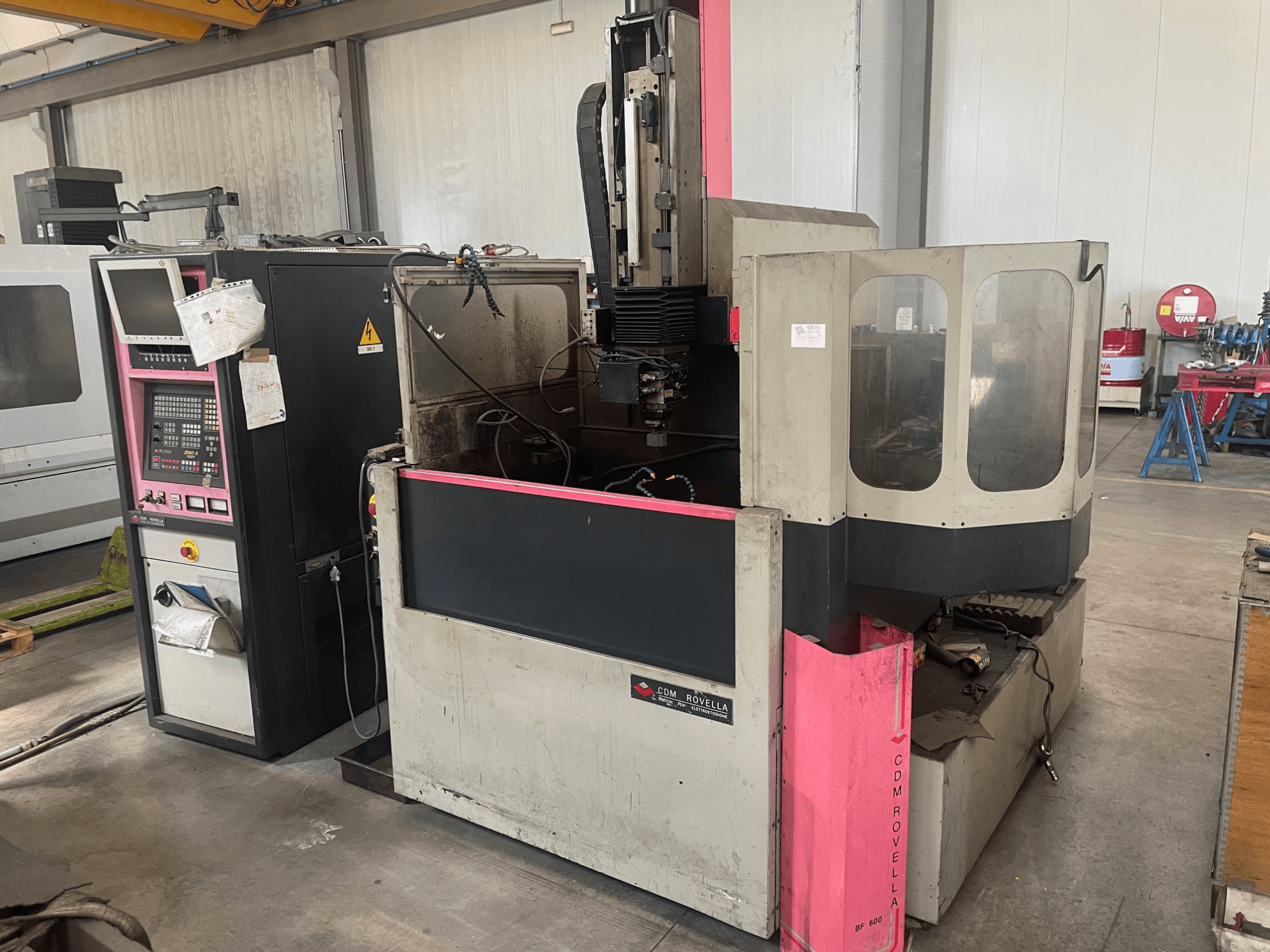 CDM Rovella BF 800 megmunkálóközpont, oldalnézet a vezérlőpanel, a porvédő és az ipari beállítások.