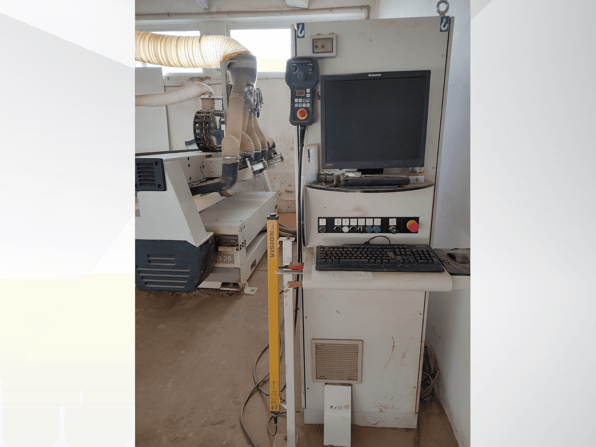 CNC Router SCM ACCORD 20 műhelyben, elölnézetben a vezérlőpanel, a monitor és a porelszívó rendszer látható.