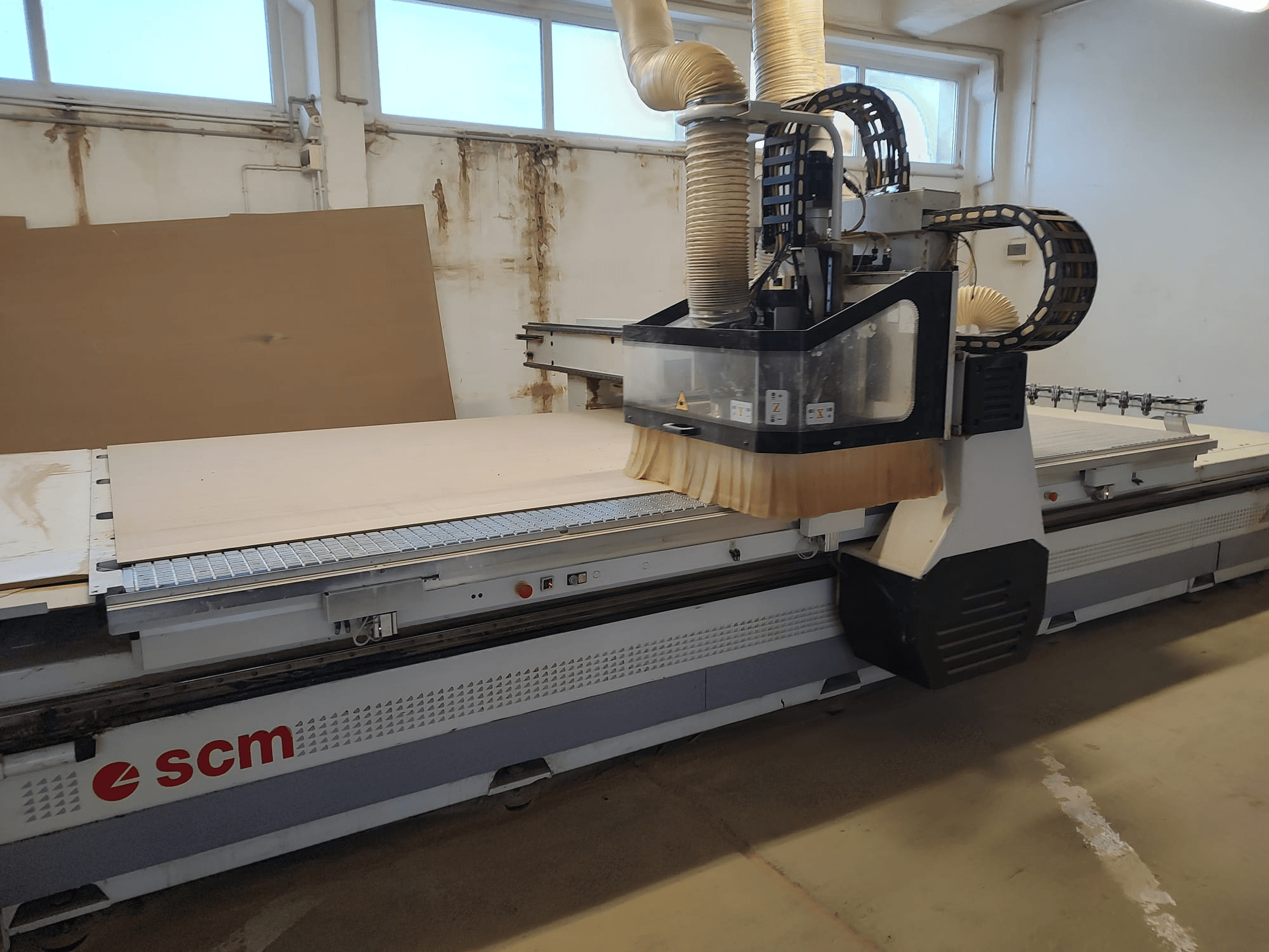 Az SCM ACCORD 20 CNC-vágógép elölnézetben, a vágófej és a nagy munkaasztal bemutatásával, amely ideális a famegmunkálási feladatokhoz.