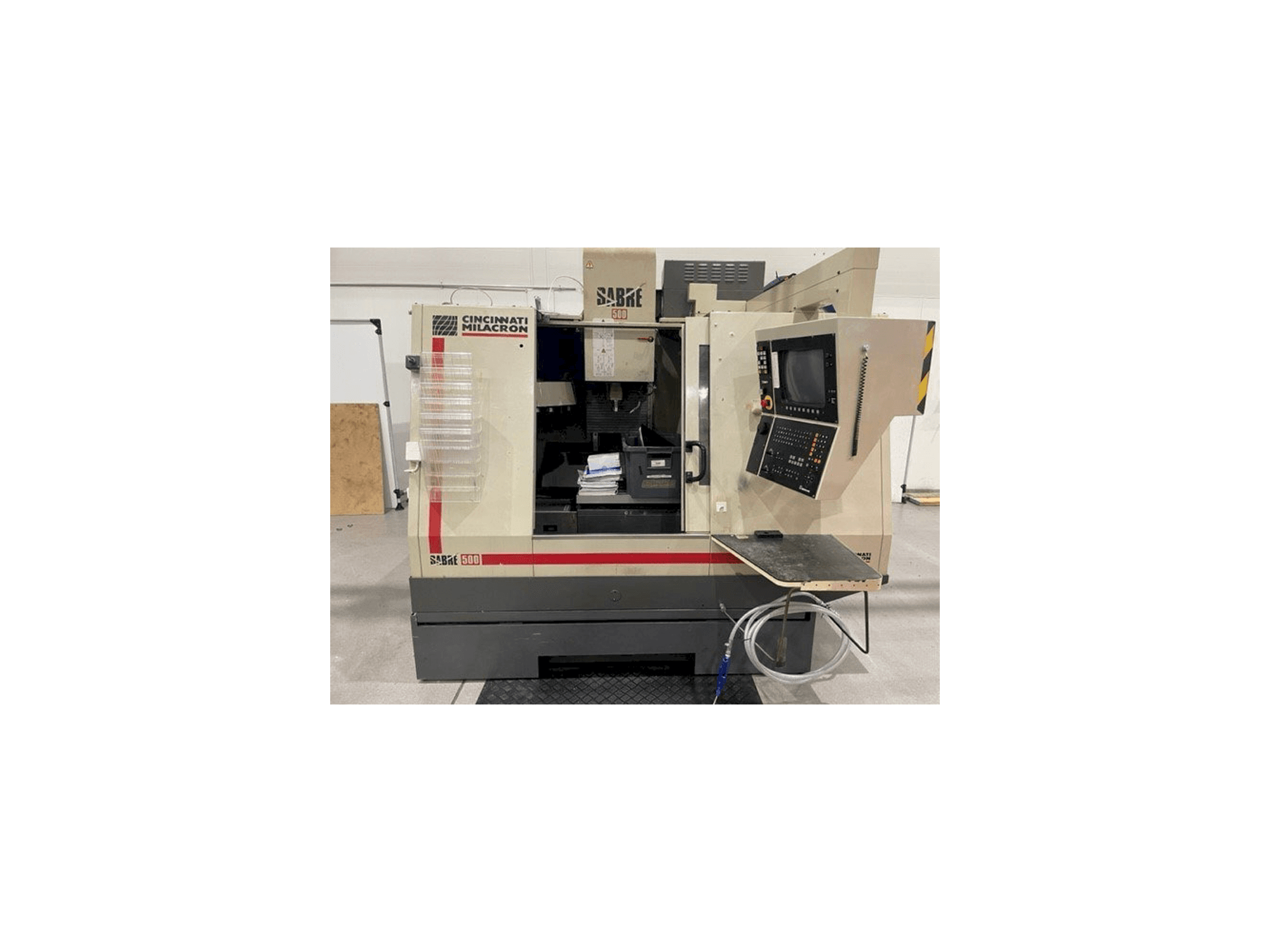 A Cincinnati Milacron Sabre 500 gép elölnézete