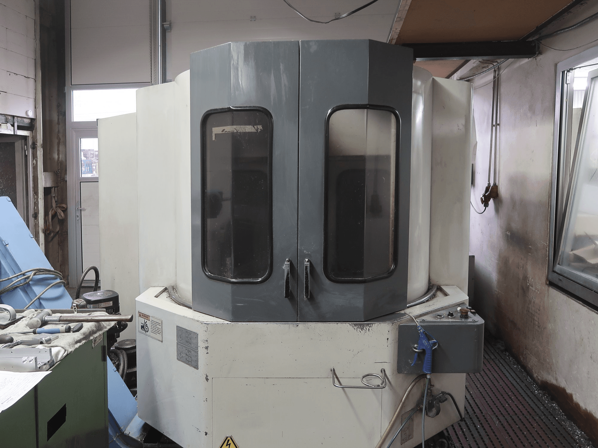 A Mazak HTC-400 gép elölnézete