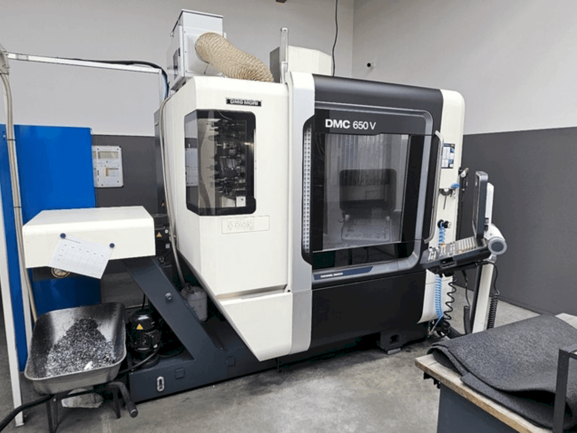 A DMG MORI DMC 650V gép elölnézete