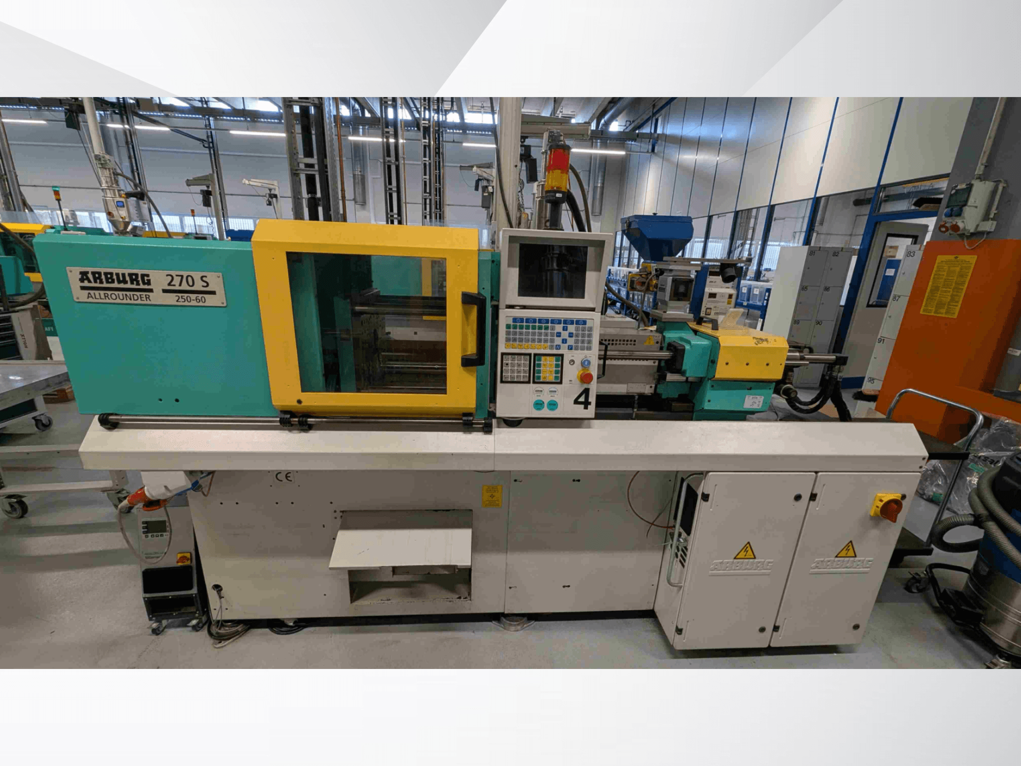 Az Arburg 270 S 400-60 hidraulikus fröccsöntőgép elölnézetben, a vezérlőpanellel és a biztonsági elemekkel.