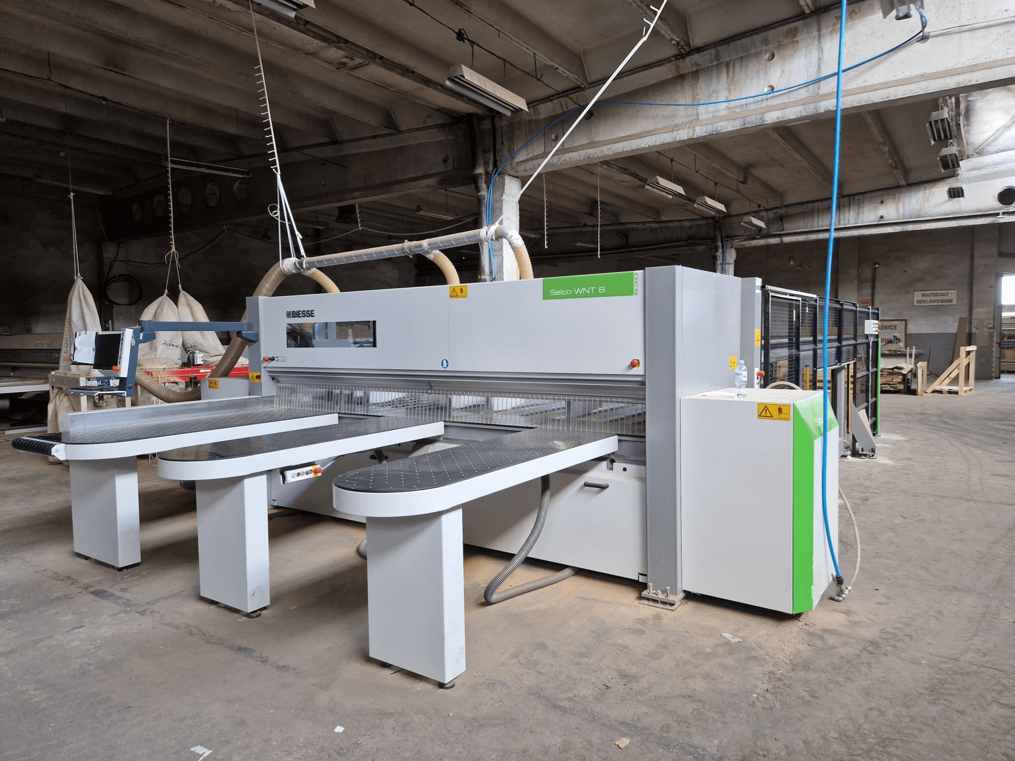 Biesse Selco WNT 6 lemezfűrész gyári beállításban, elölnézetben a csatlakoztatott lapok és a vezérlőpanel.
