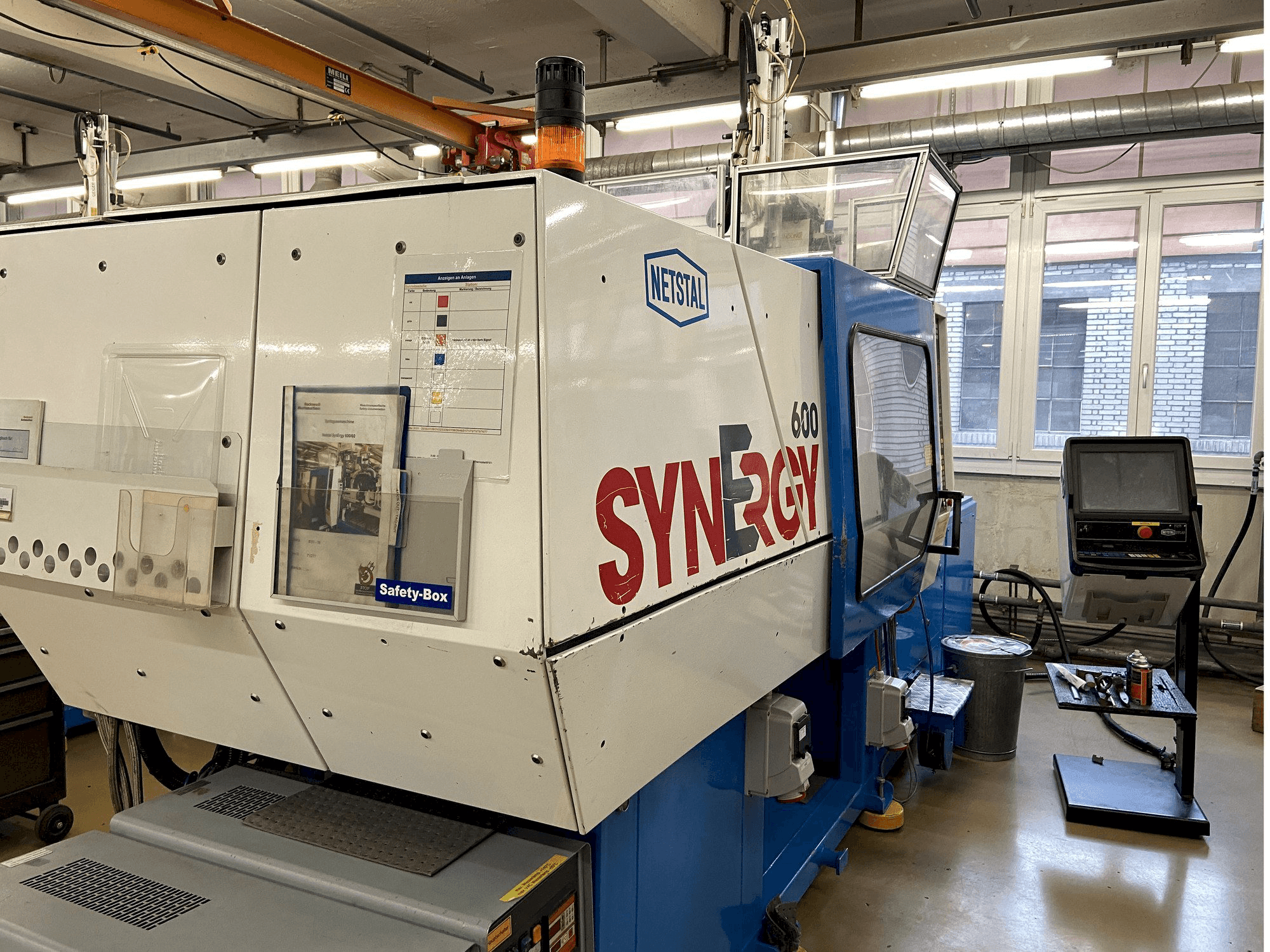 A Netstal Synergy 600-60 gép elölnézete