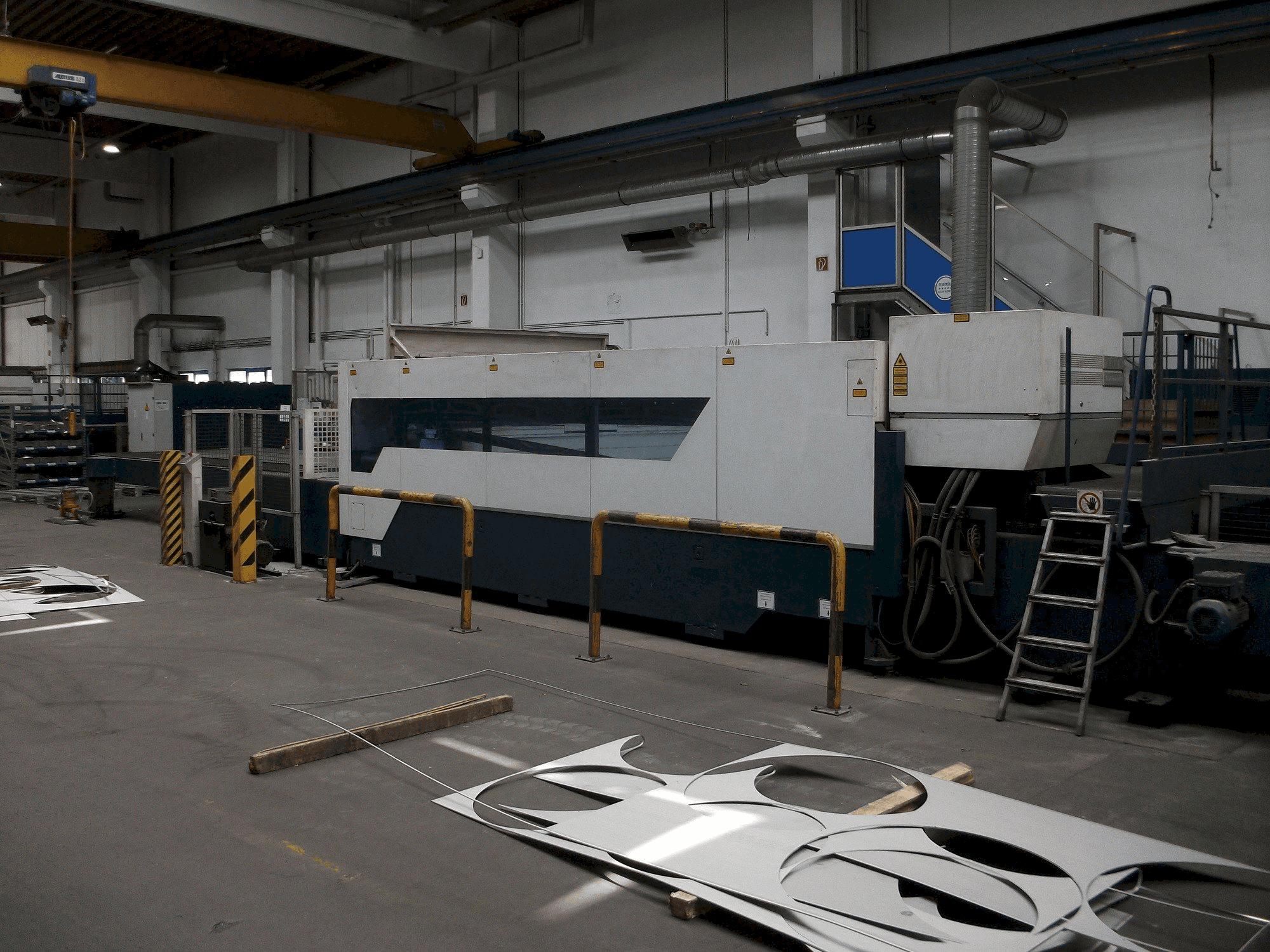 A Trumpf TruLaser 8000 TruFlow 6000 gép elölnézete