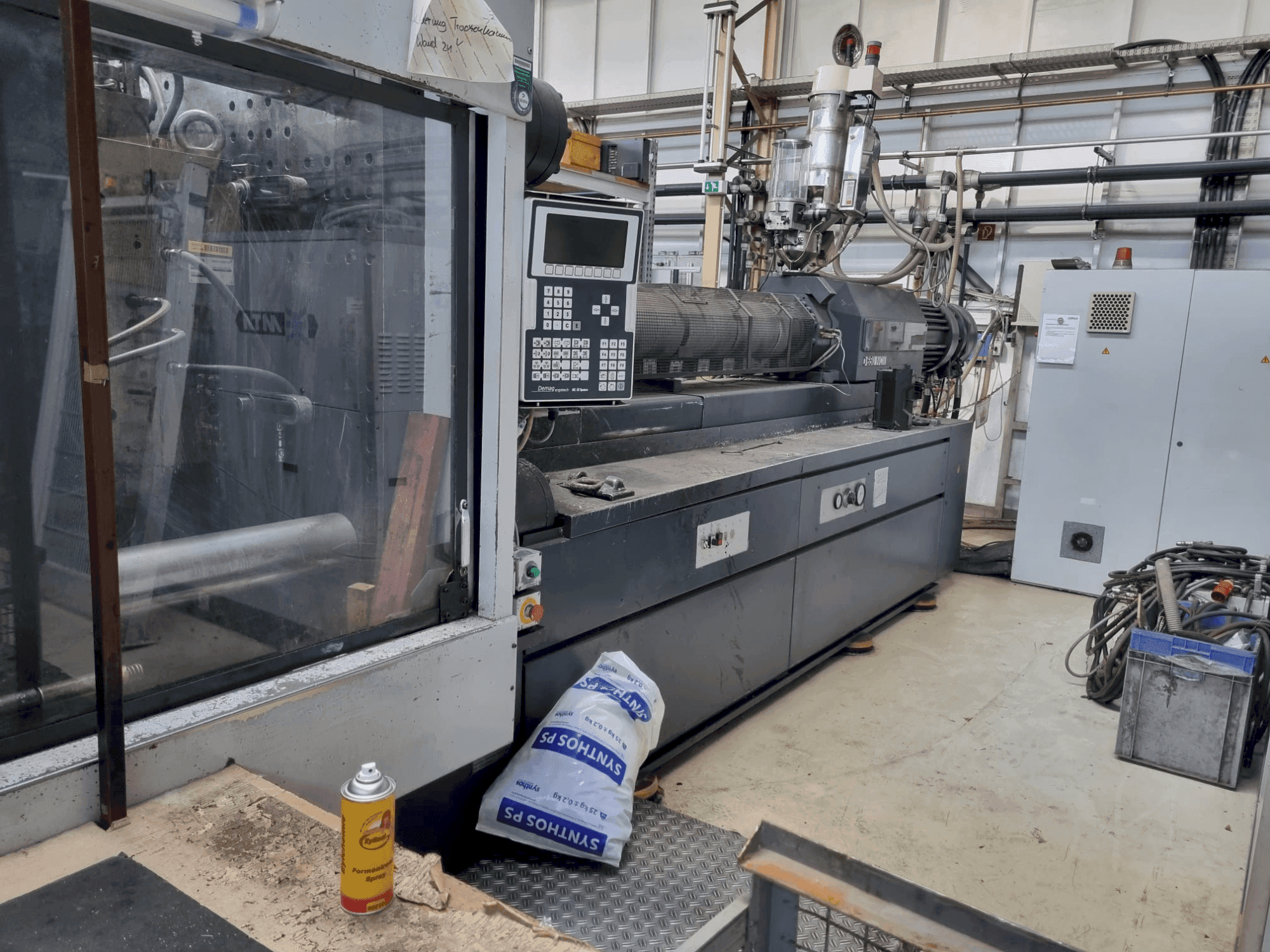 A DEMAG Ergotech 10000-8000 gép elölnézete