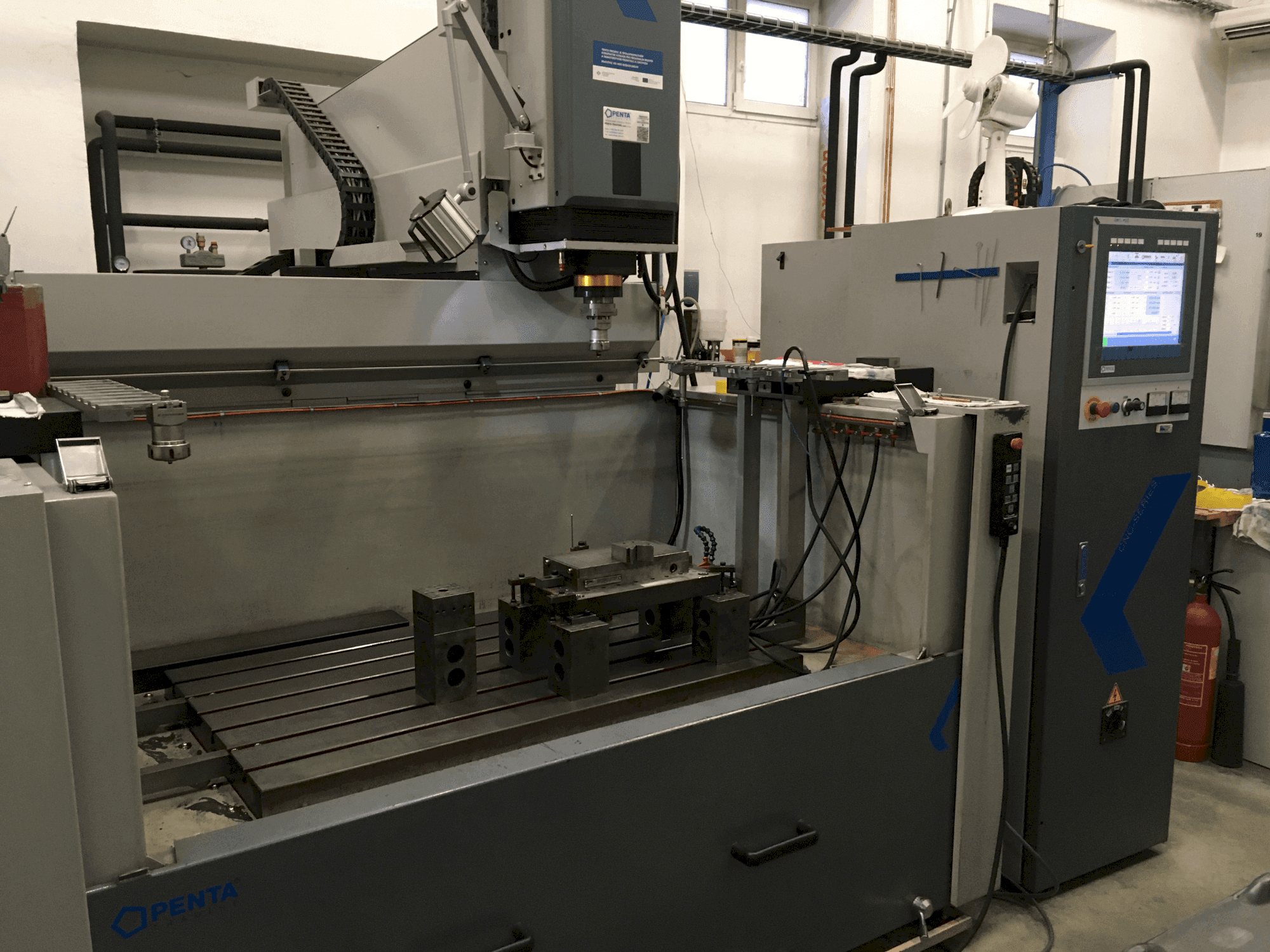 A PENTA 1060 CNC gép elölnézete