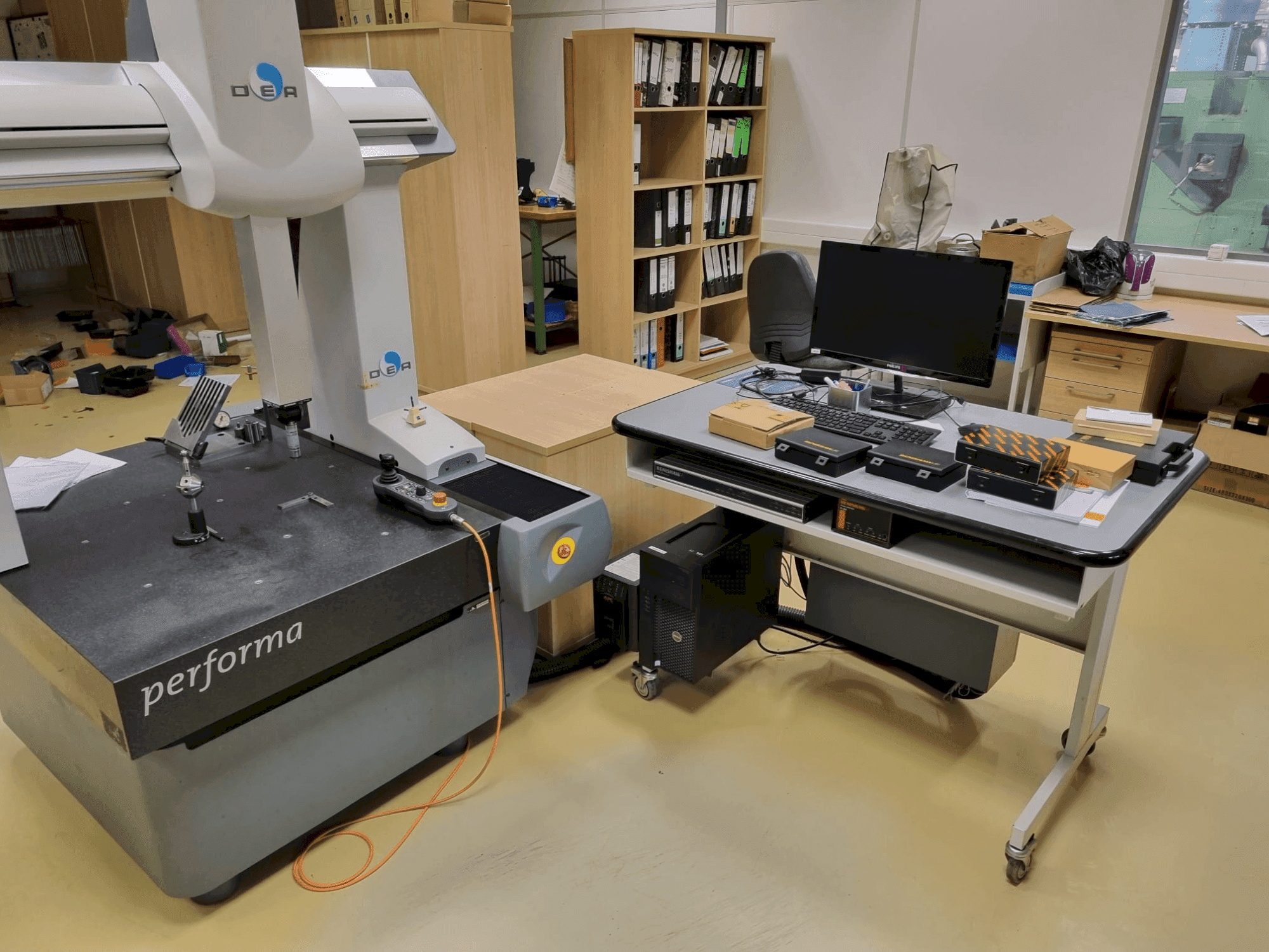 A DEA Global 070705 performa gép elölnézete