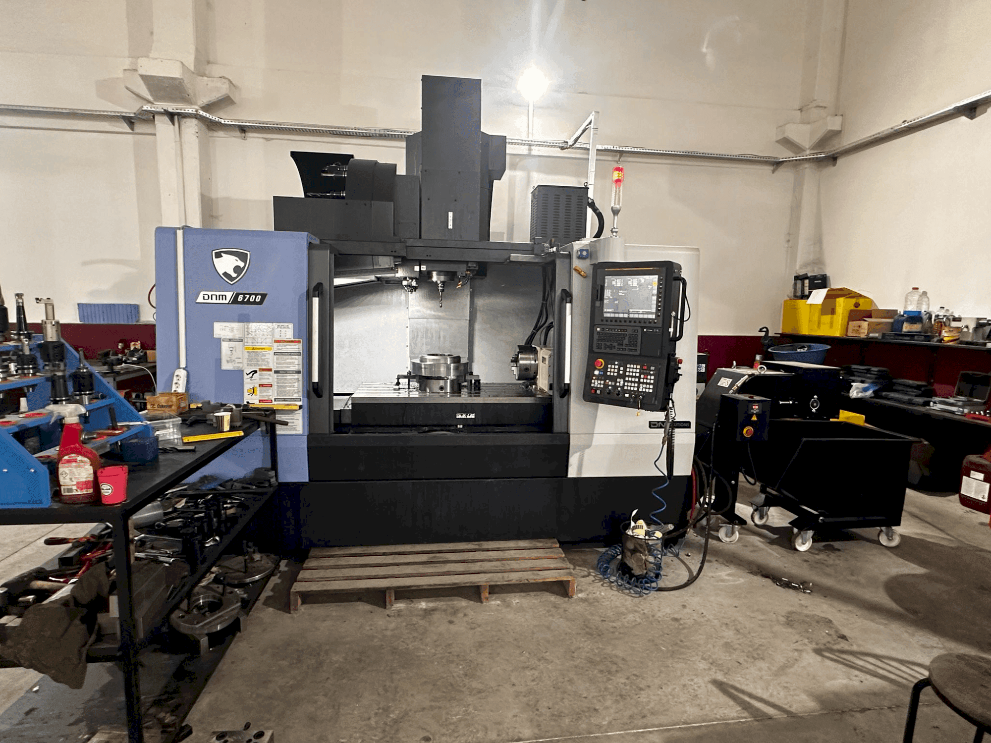 A DN SOLUTIONS Puma DNM 6700 gép elölnézete