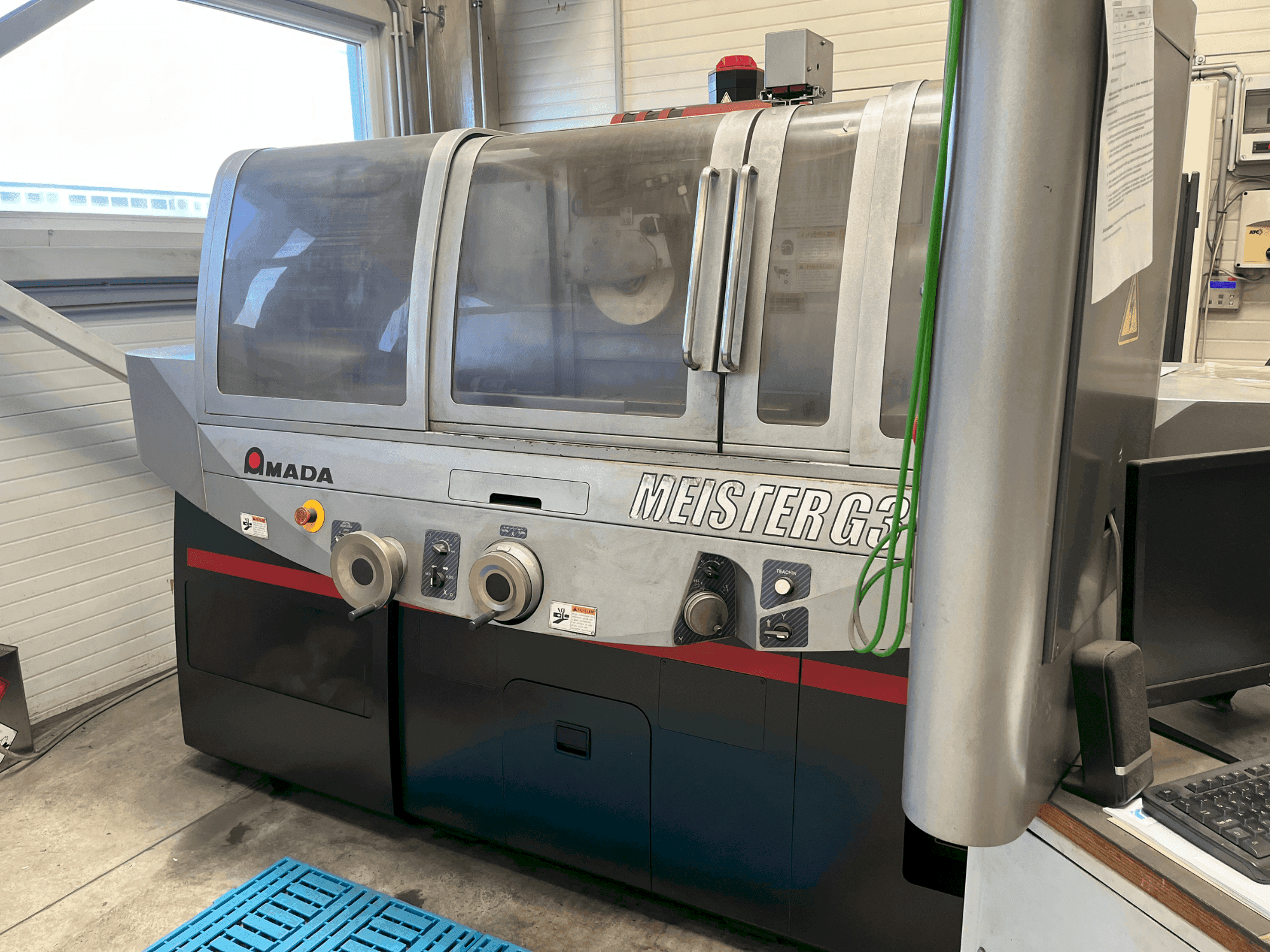 A AMADA MEISTER G3 gép elölnézete