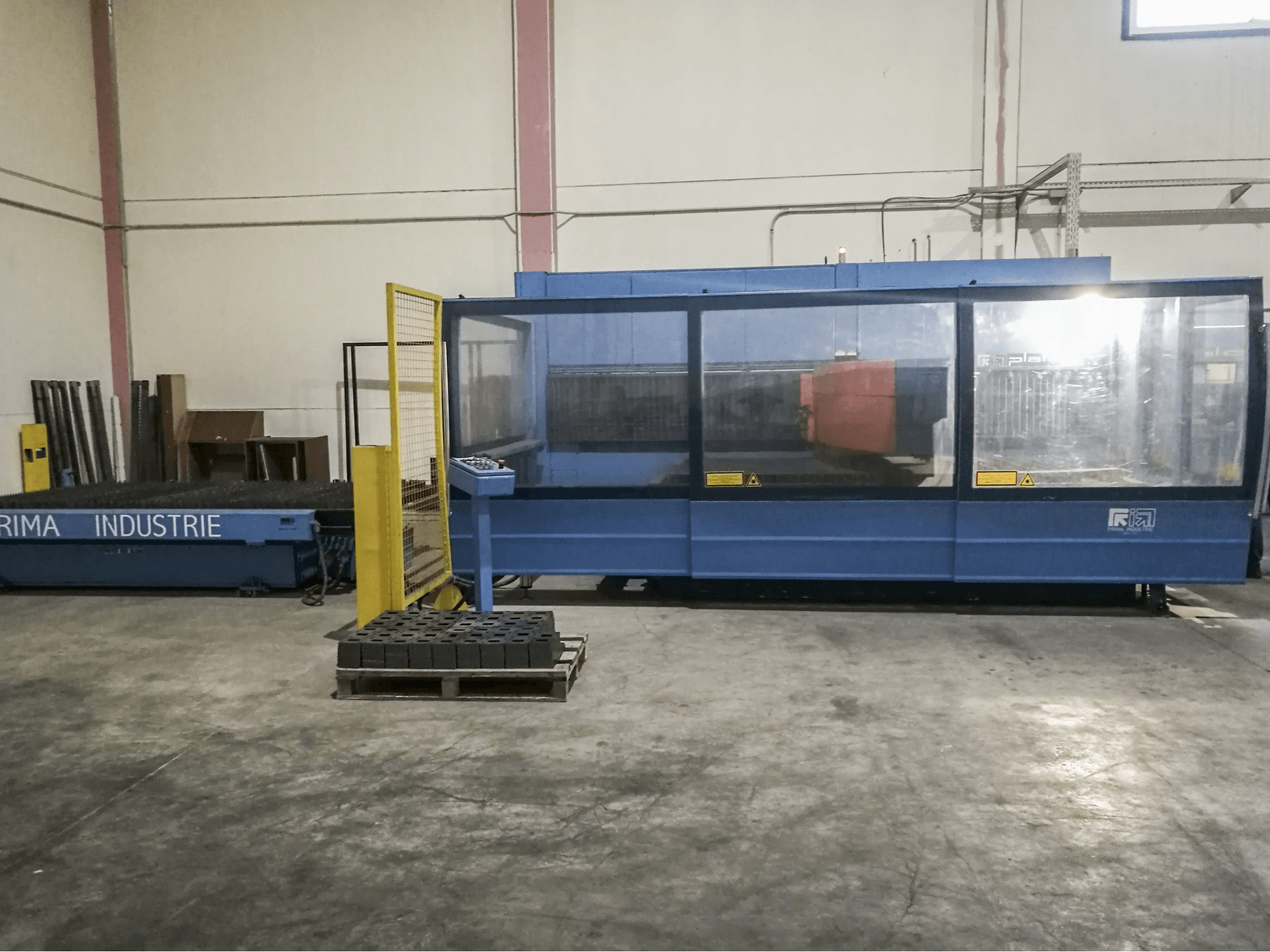 A Prima Power Platino 1530 gép jobb oldali nézete