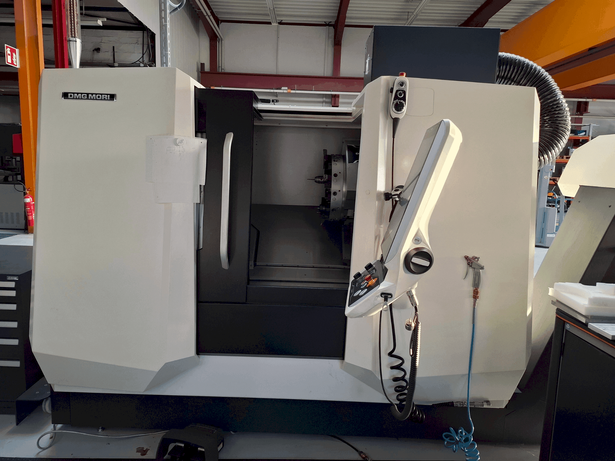 A DMG MORI CLX 350 V3 gép elölnézete