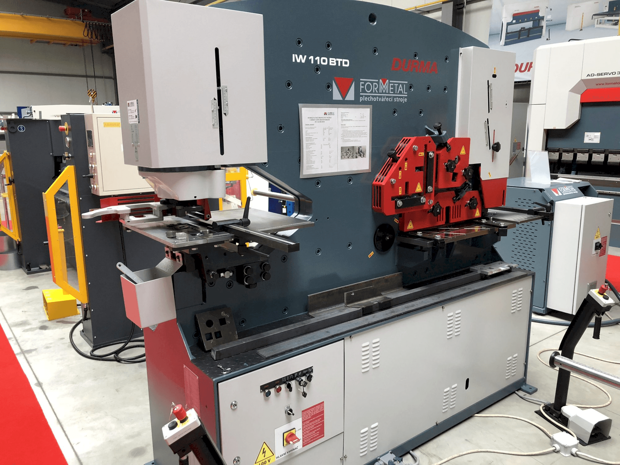 A Durma IW 110/180 BTD gép bal oldali nézete