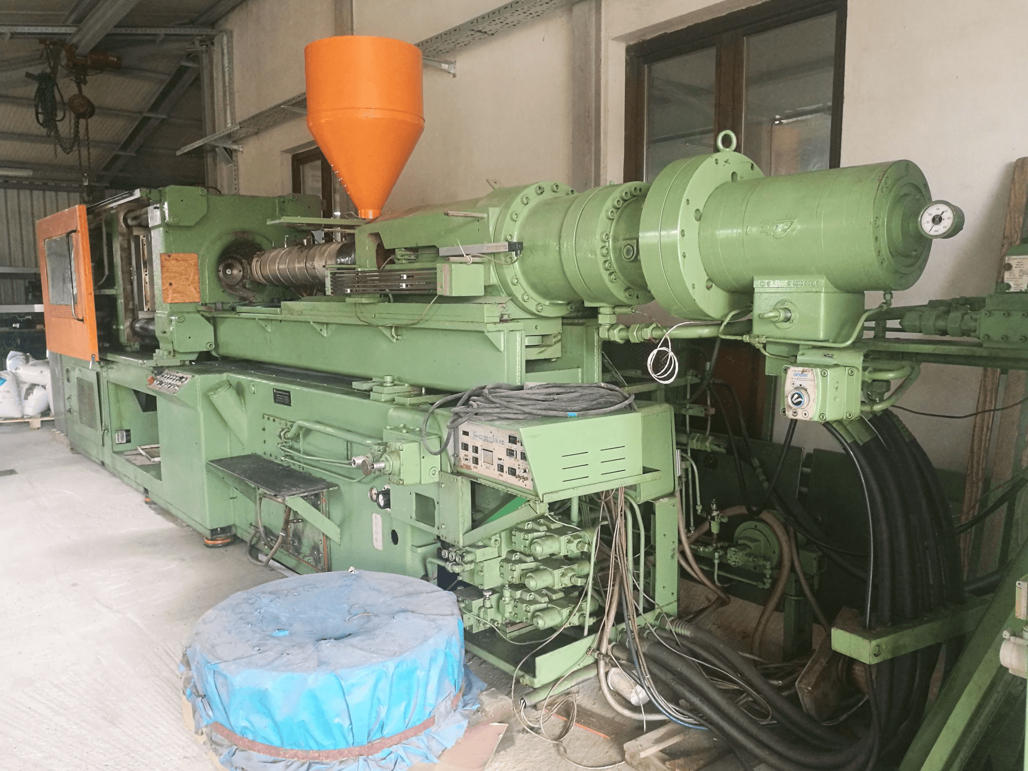 A Krauss Maffei 350S-2120 gép jobb nézete