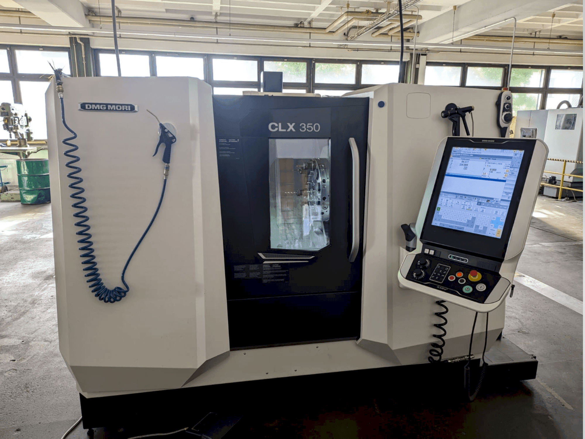 A DMG MORI CLX 350 gép elölnézete