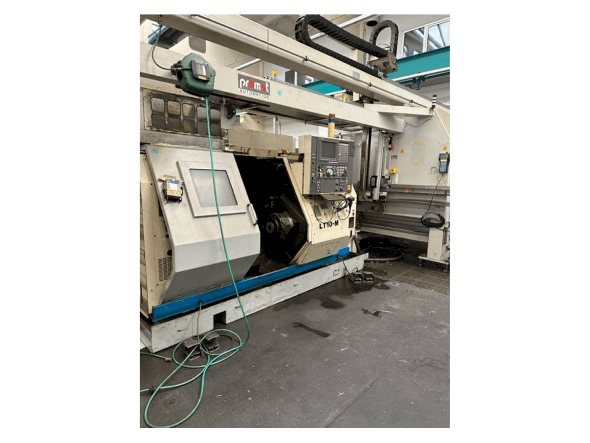 A Okuma LT10 gép elölnézete