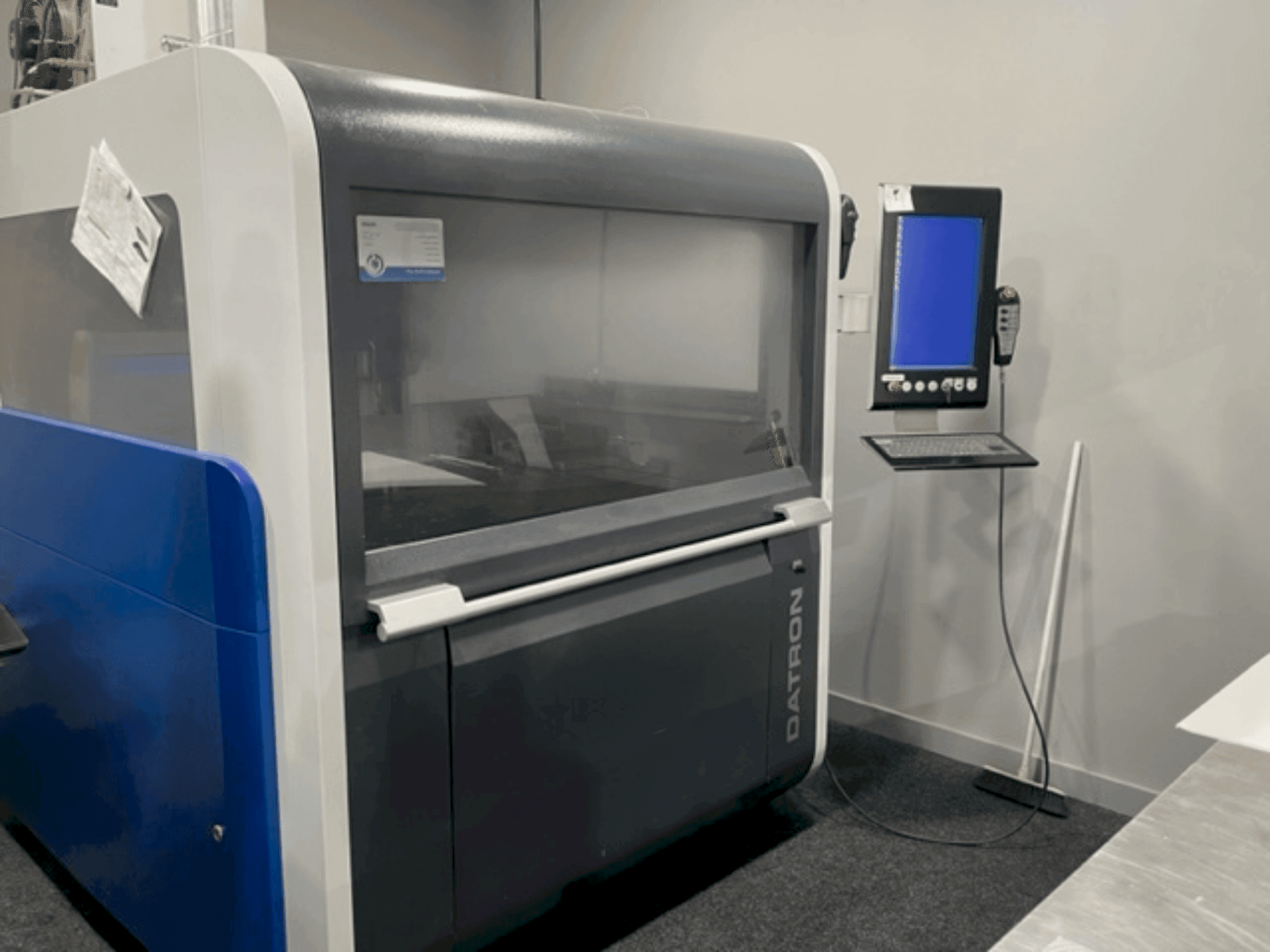 A Datron M8 Cube gép elölnézete