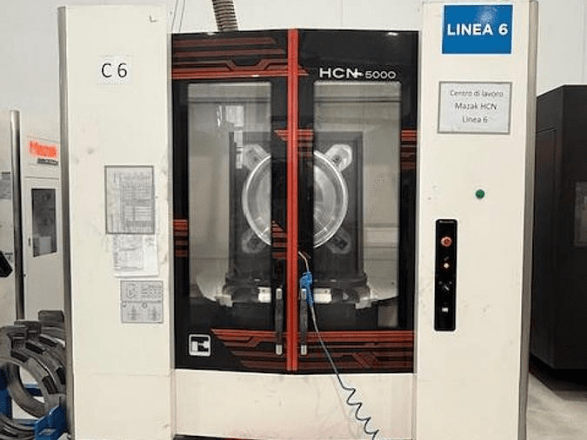 Mazak HCN-5000 vízszintes megmunkálóközpont, elölnézet, amelyen látható a vezérlőpanel, a nagy orsóterület és a munkaterület részletei.