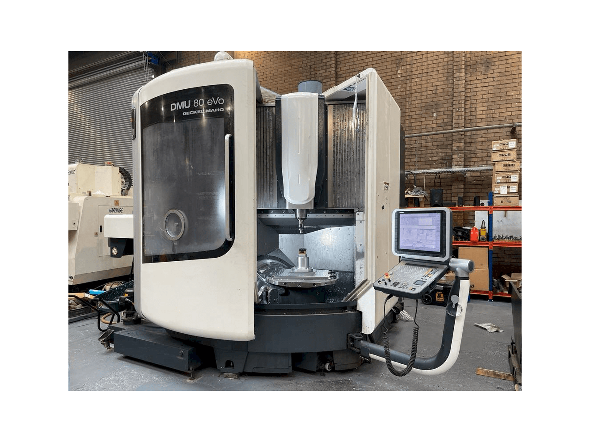 A DMG DMU 80 eVo Linear gép elölnézete