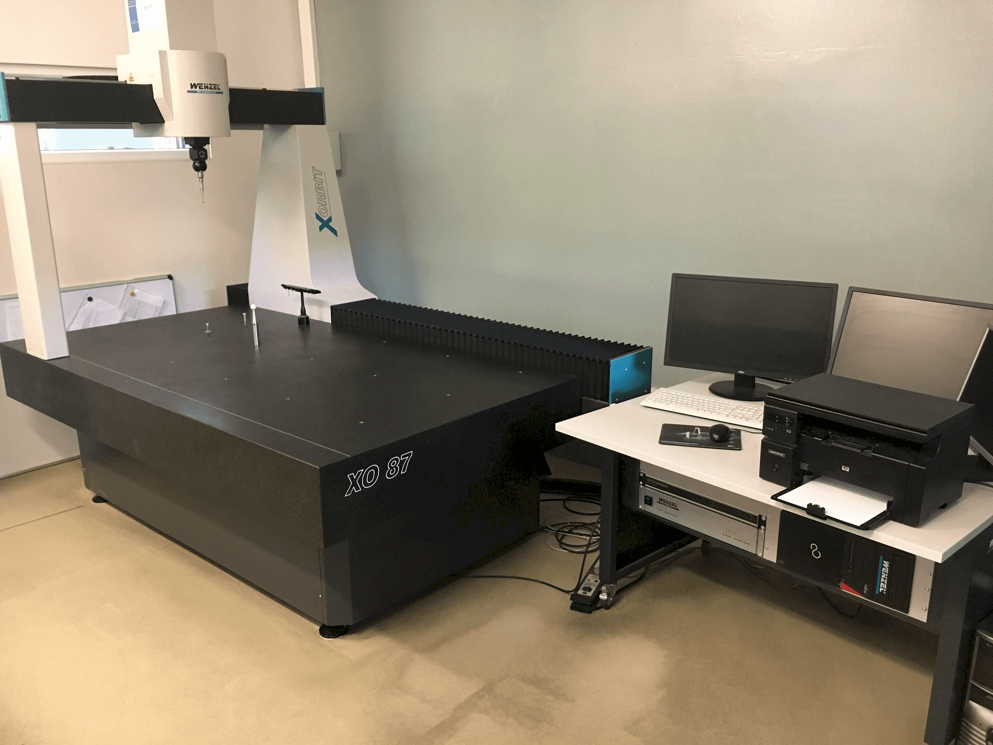 A Wenzel X-Orbit 800 / 1000 / 700 CNC gép elölnézete