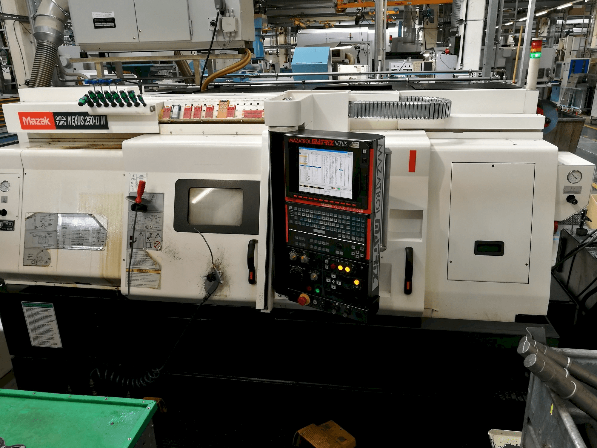 A Mazak Quickturn Nexus 250-II M gép elölnézete