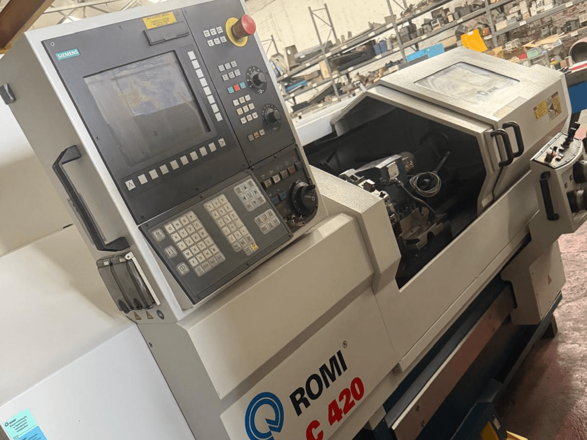 Romi C420 vízszintes esztergagép Siemens vezérlőpanellel, oldalnézetben a bonyolult kialakítás és a vezérlés.