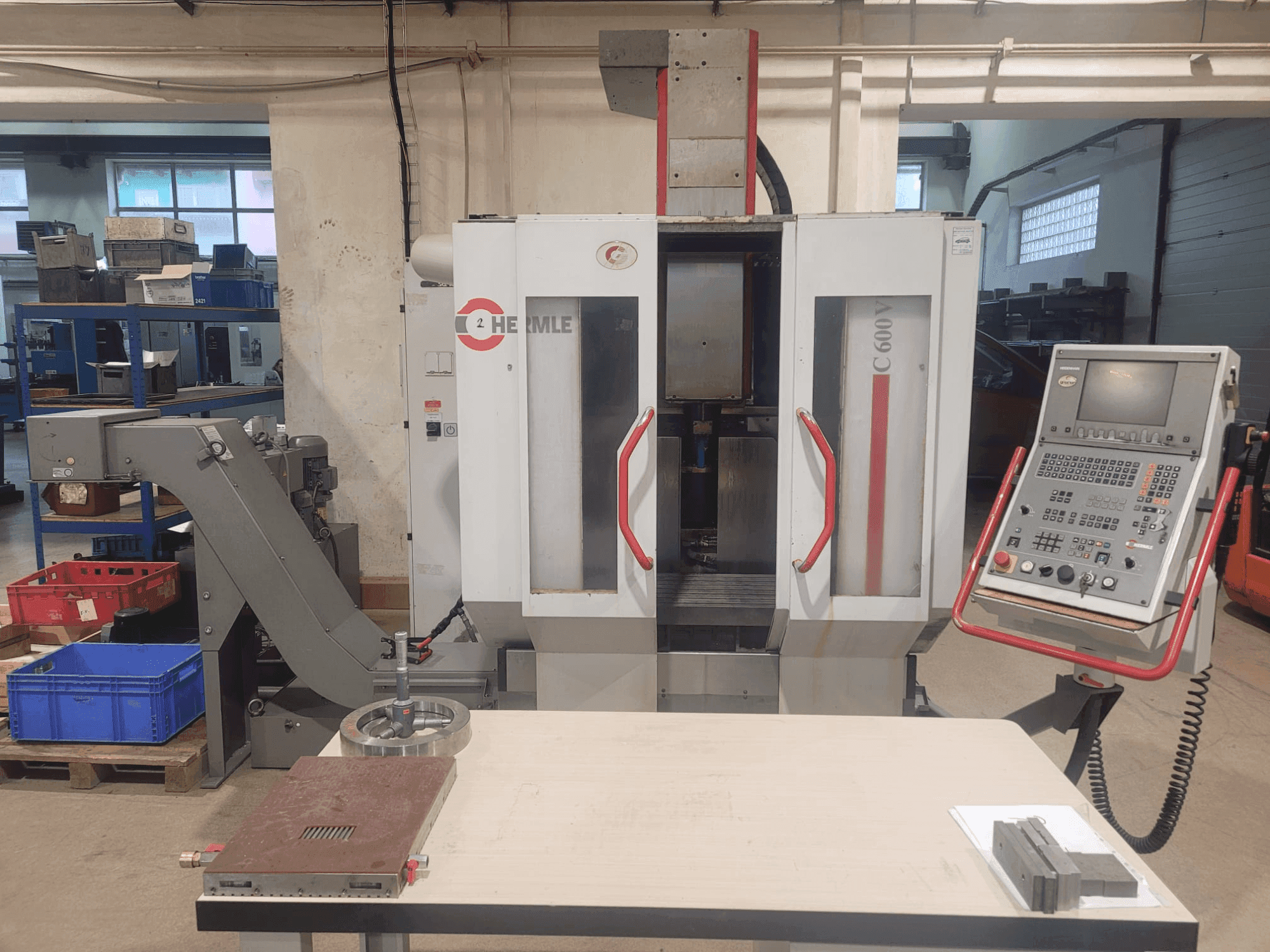 A HERMLE C 600 V gép elölnézete