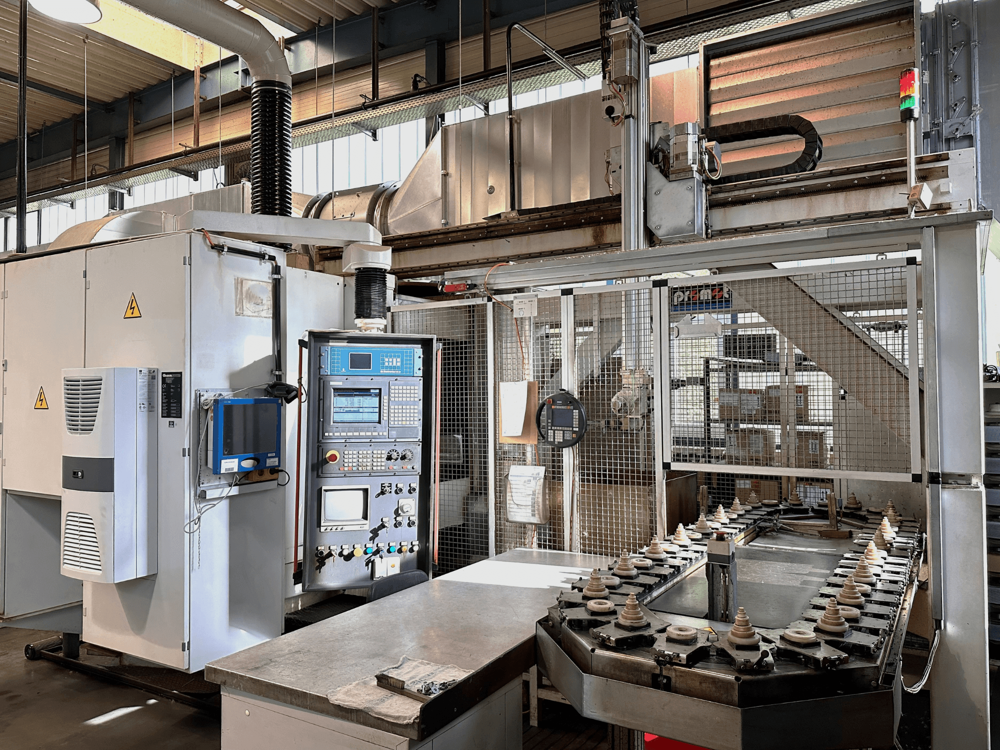 Ipari gépek vezérlőpanellel, hűtőegységgel és szállítószalaggal. Előlnézet, fényes fényekkel és biztonsági jelzésekkel.