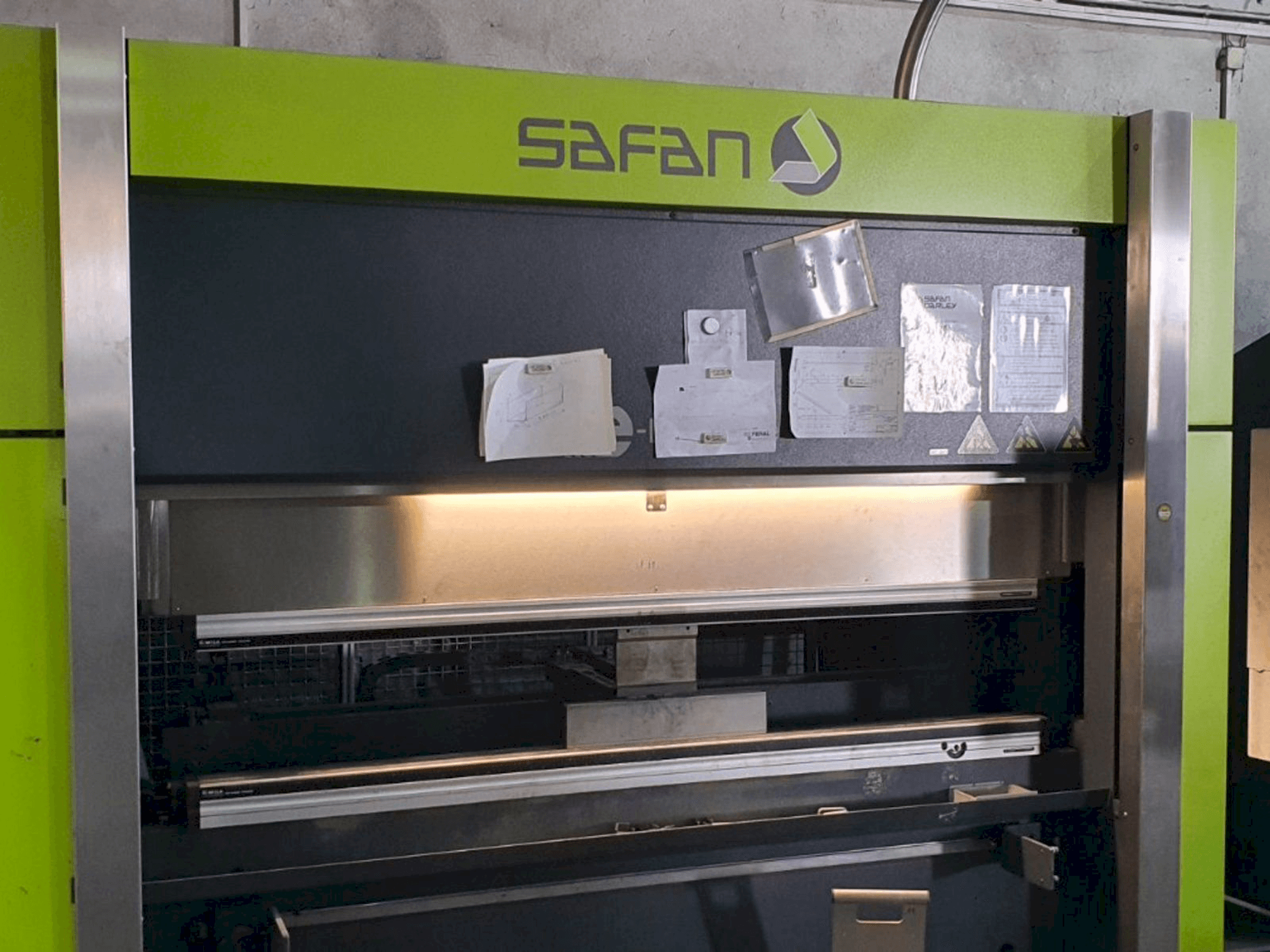 A Safan E-brake 50-2050 gép elölnézete