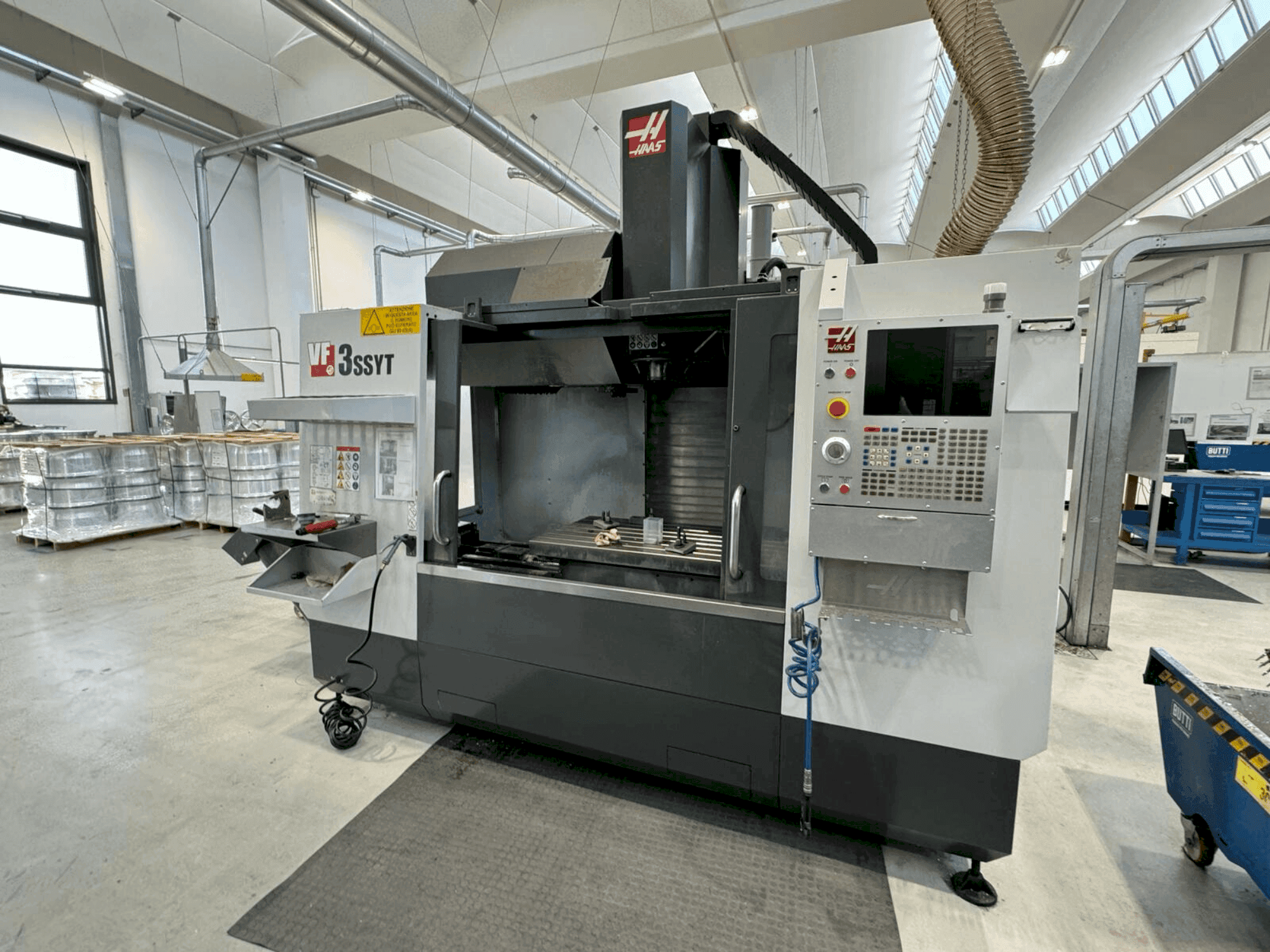A HAAS VF-3SSYT gép elölnézete