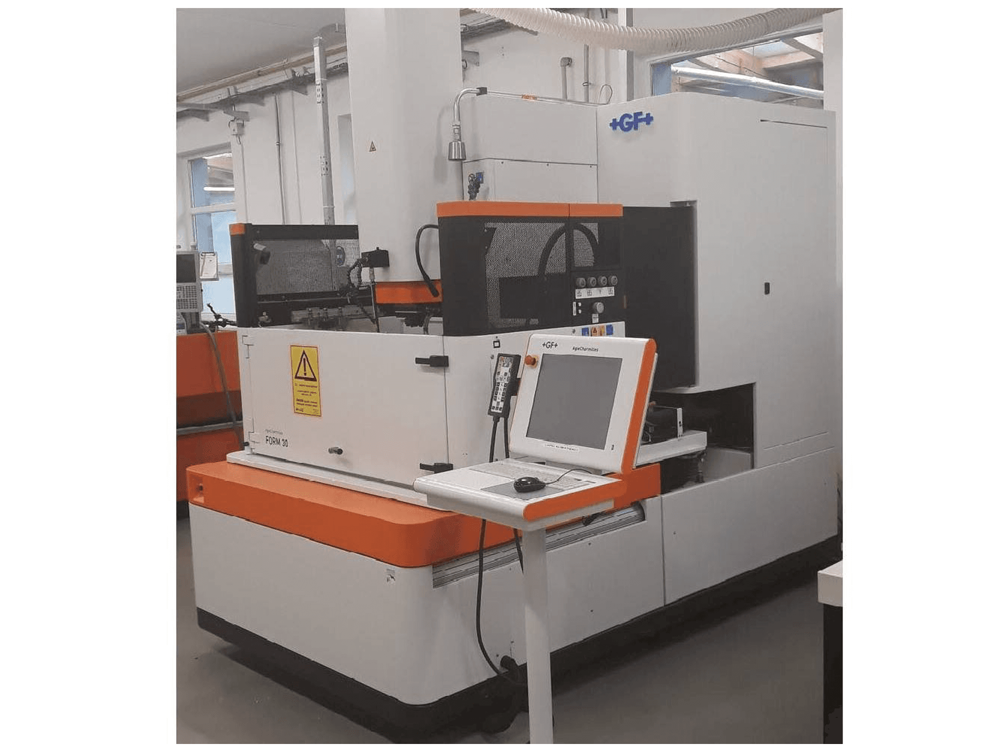 A AgieCharmilles Form 30 gép elölnézete