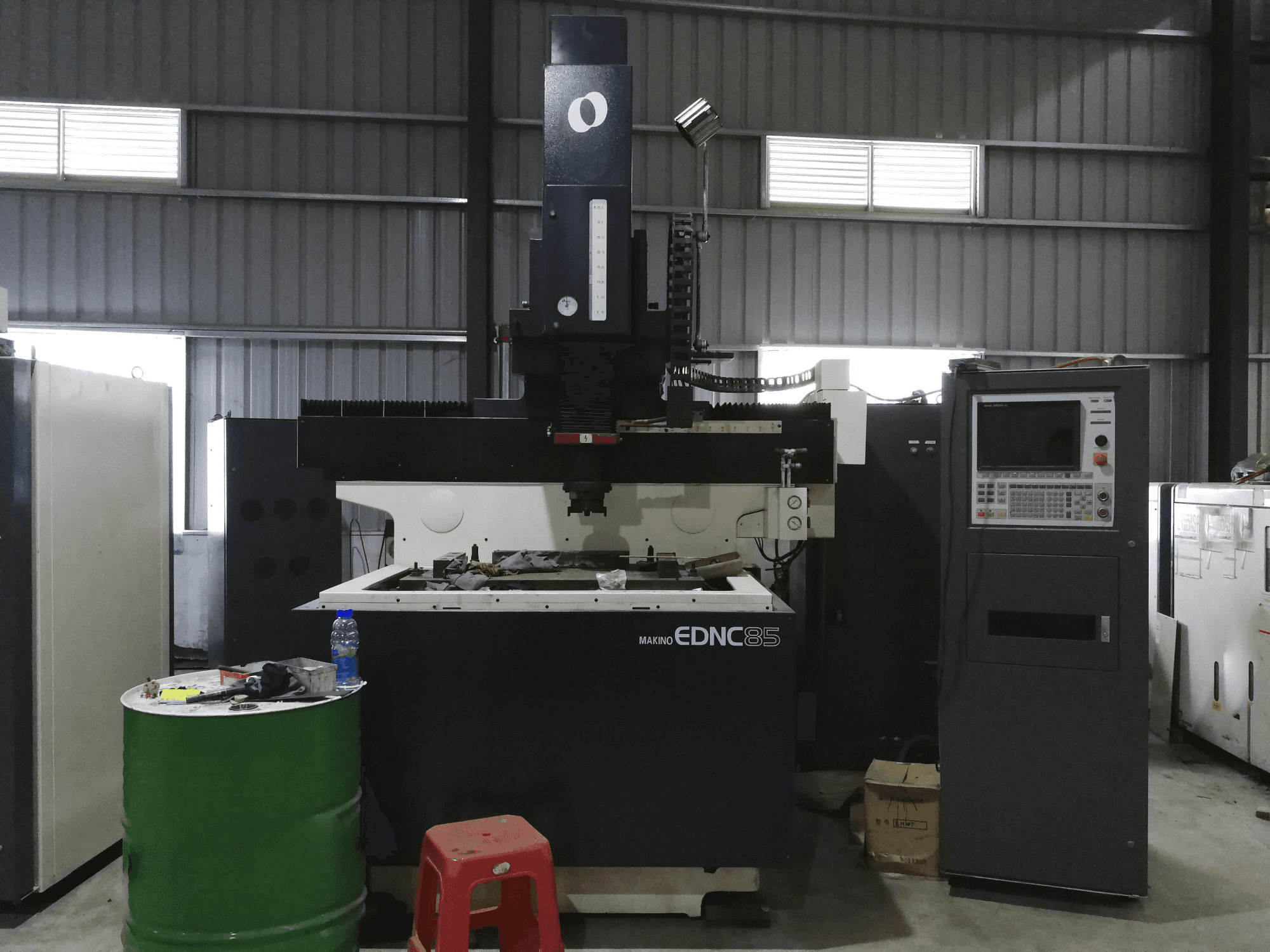 A Makino EDNC85 gép elölnézete