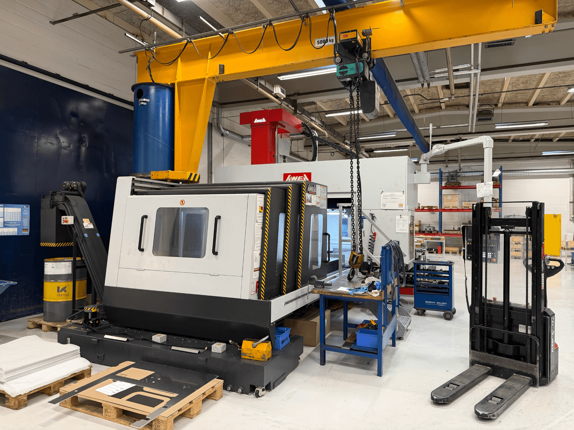 Gantry marógép AWEA LP3016YF, elölnézetben, szerszámokkal, kék tartály és munkaterület a háttérben.