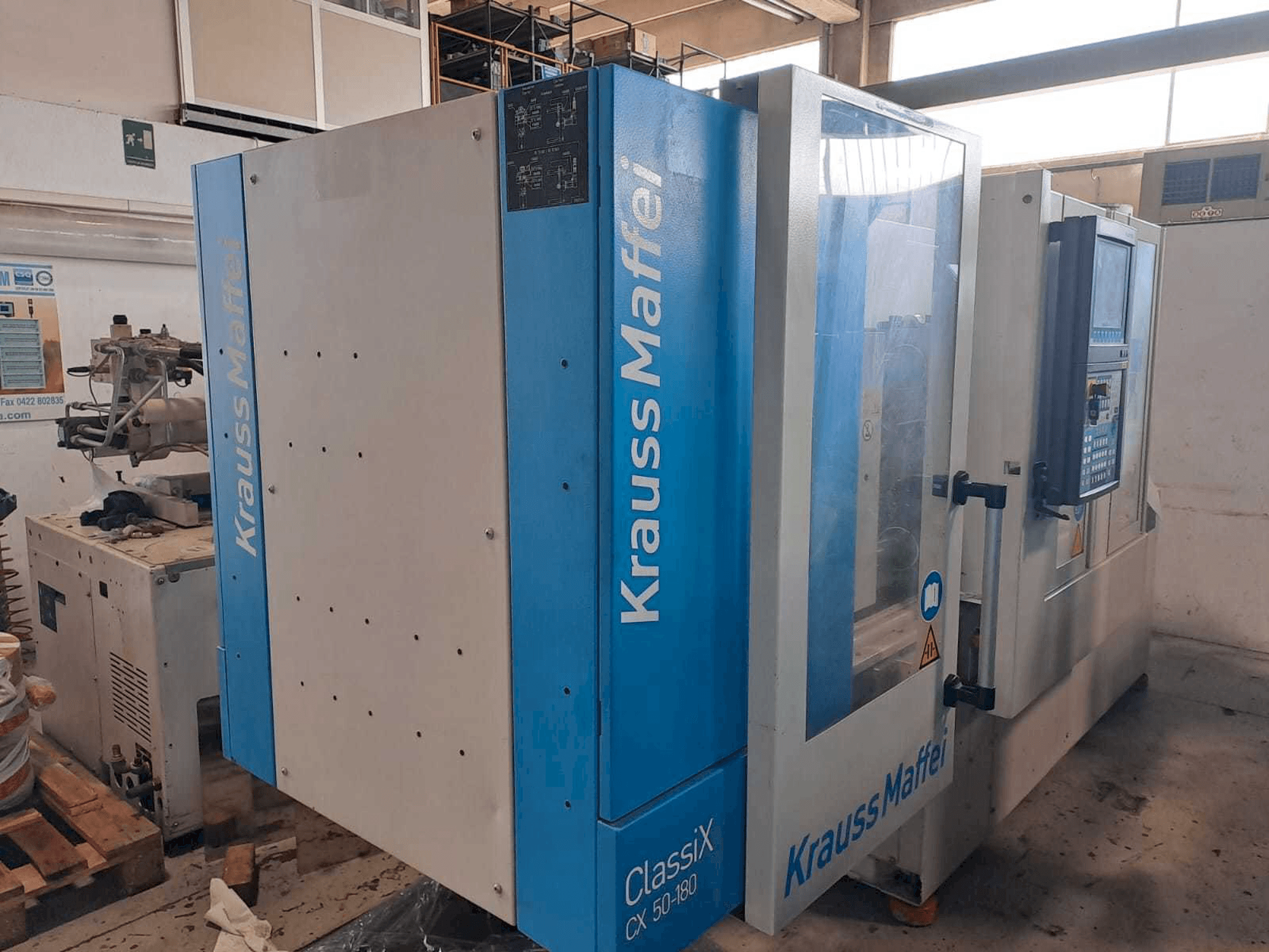 A Krauss Maffei 50-180CX gép bal oldali nézete