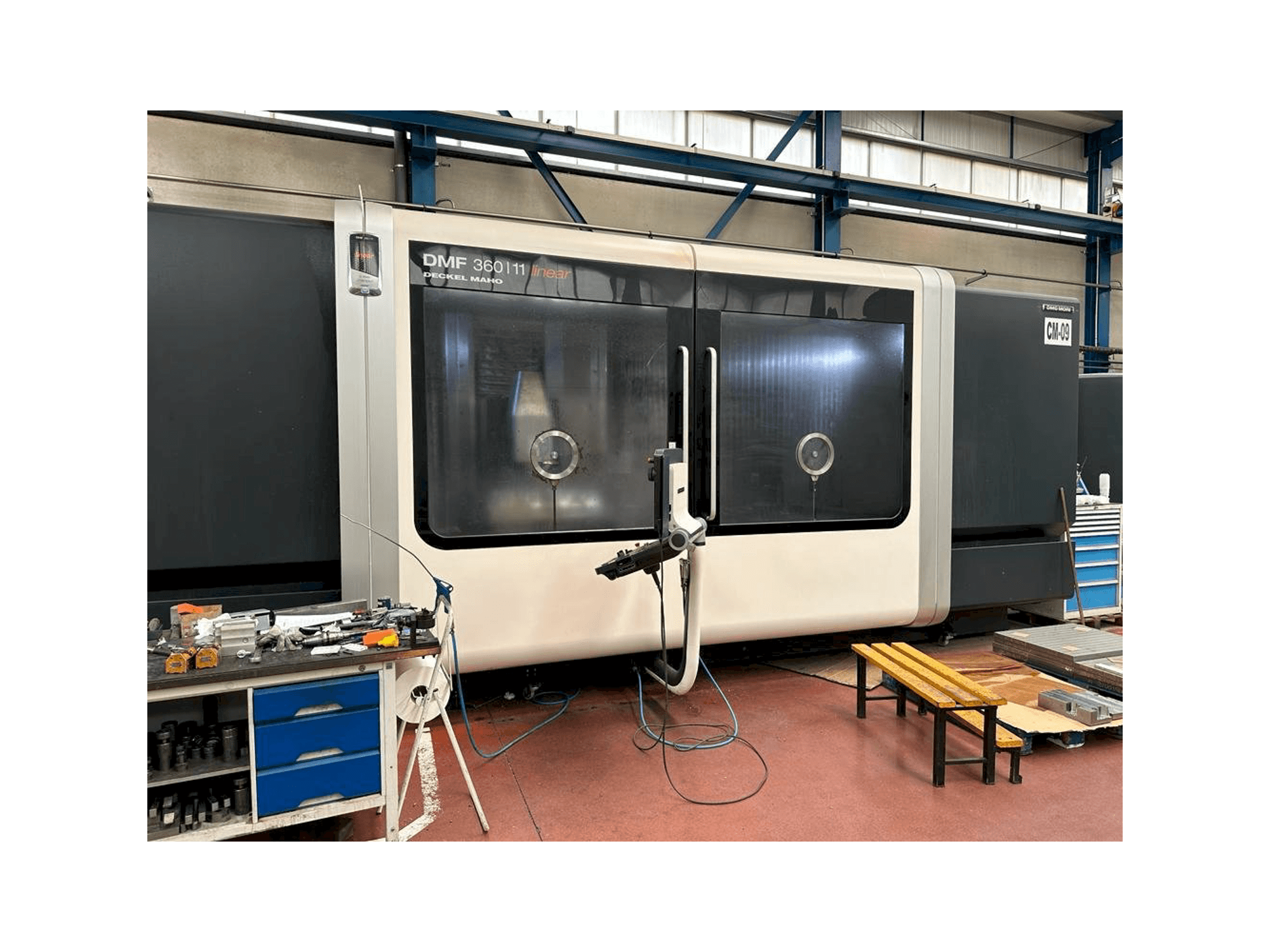 A DECKEL MAHO DMF 360-11 gép elölnézete