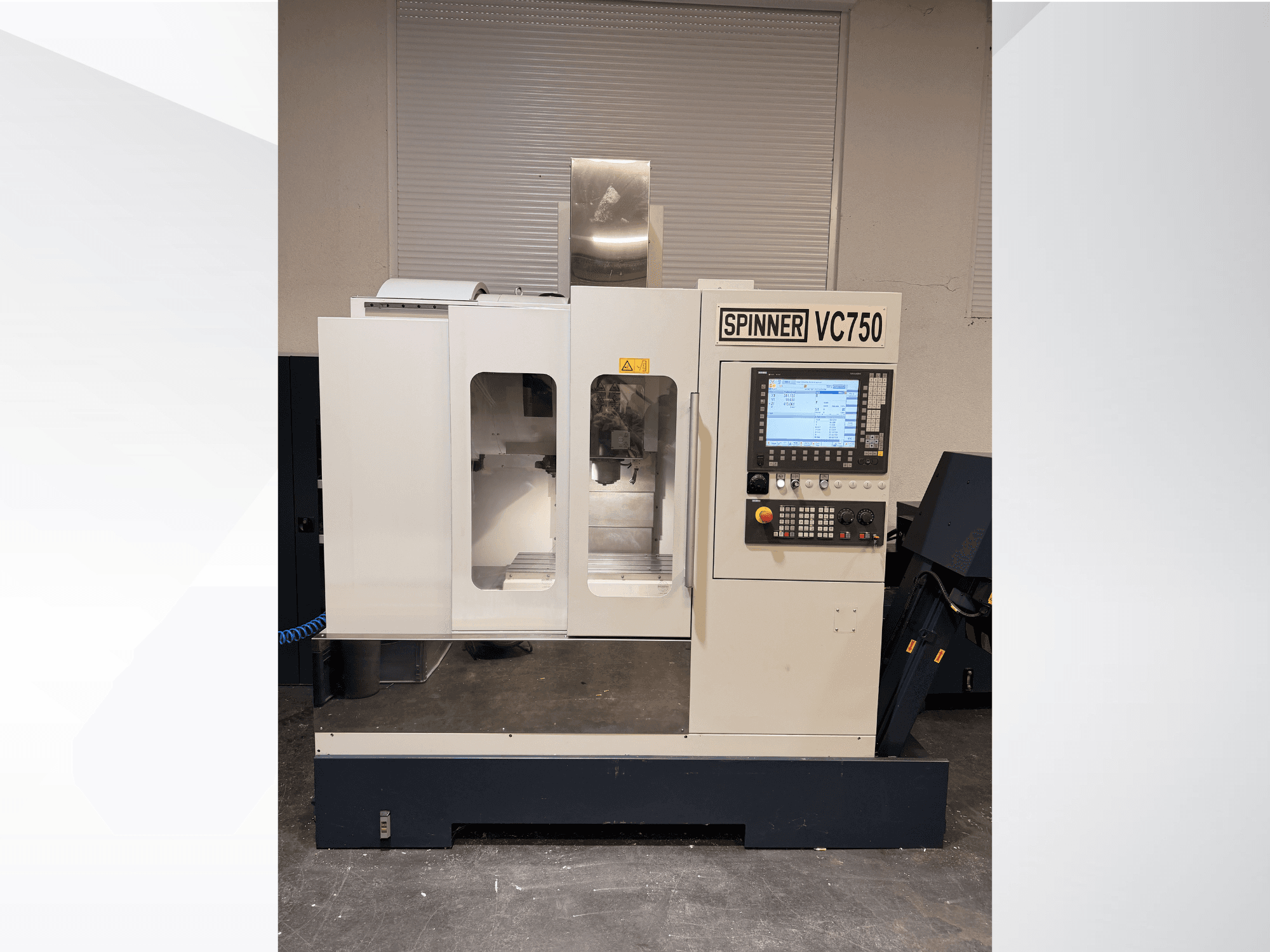 Spinner VC750 CNC-gép elölnézetben, a vezérlőpanel, a megmunkálási terület és a hűtőrendszer.