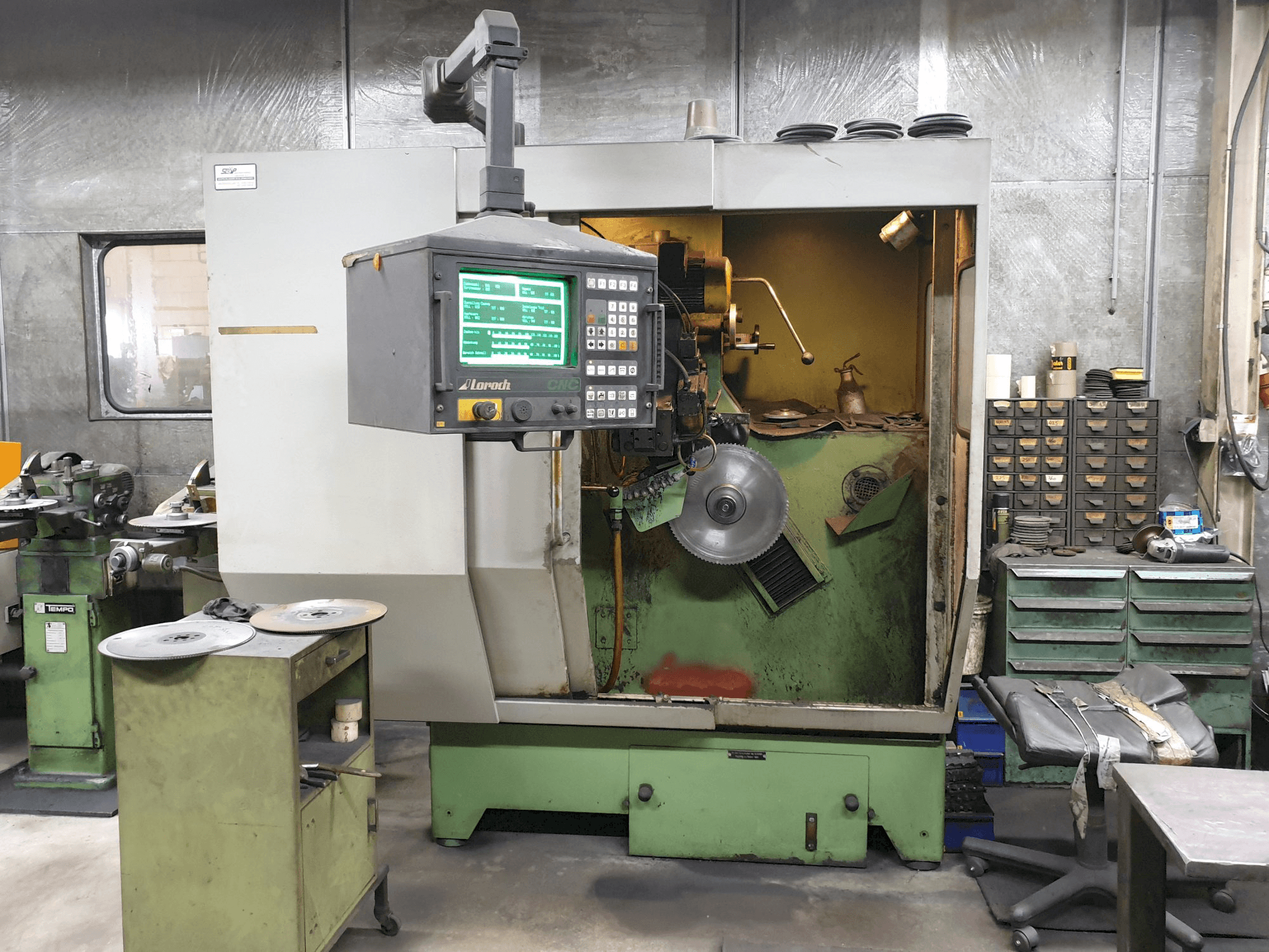 A Loroch K/CNC 910 gép elölnézete