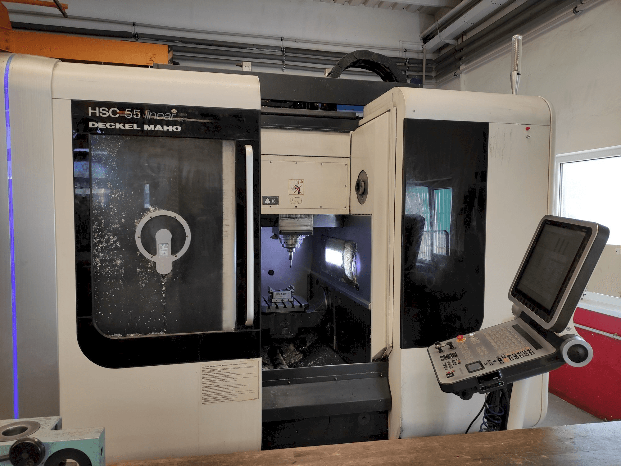 A DMG Deckel Maho HSC 55 linear gép elölnézete