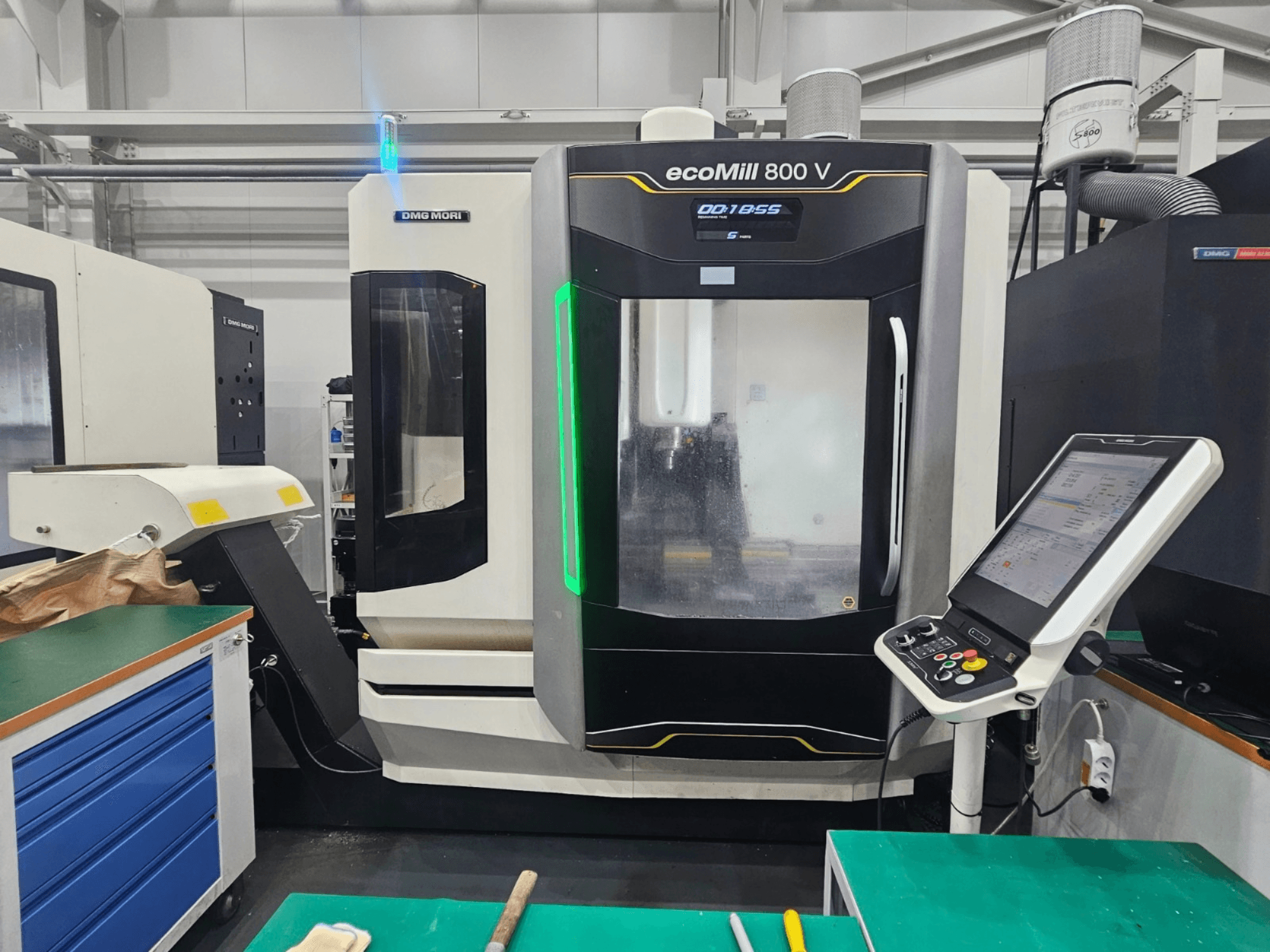 DMG MORI ecoMill 800 V függőleges megmunkáló központ, elölnézet, amelyen látható a vezérlőpanel és a gép részletei.
