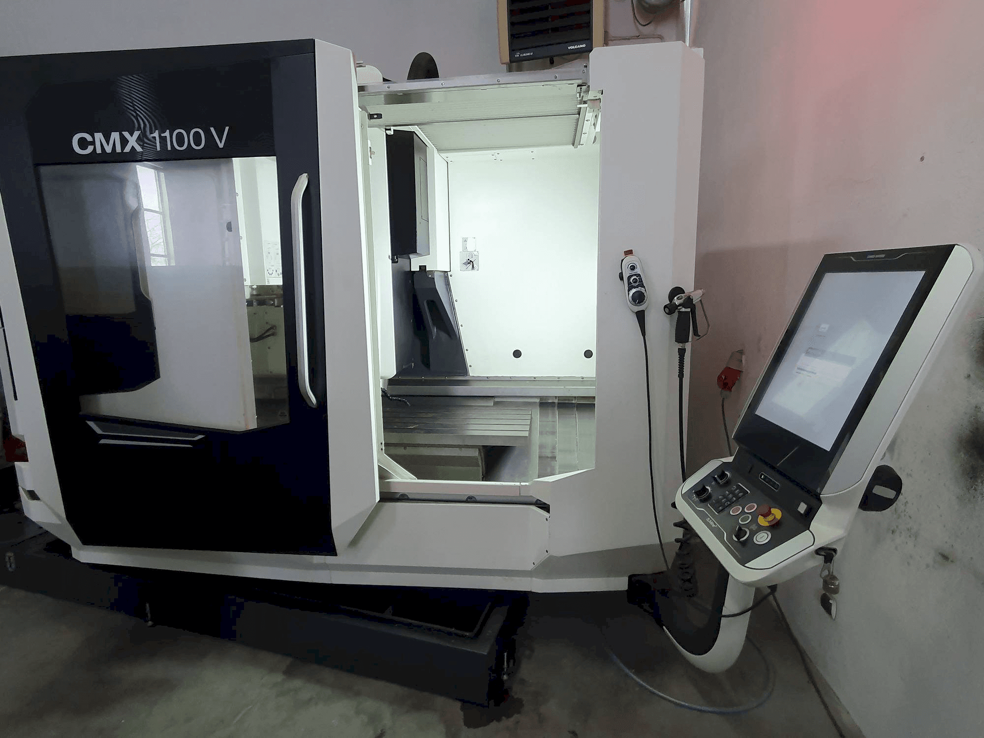 A DMG MORI CMX 1100 V gép elölnézete