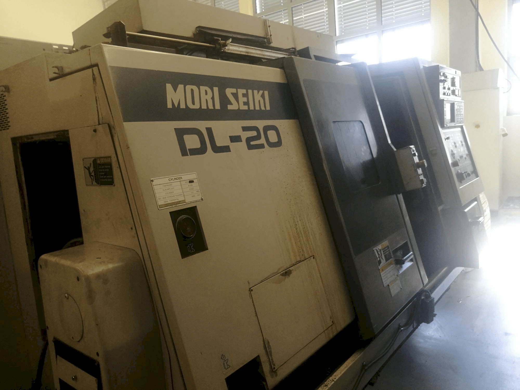A MORI SEIKI DL 20 MC gép oldalnézete