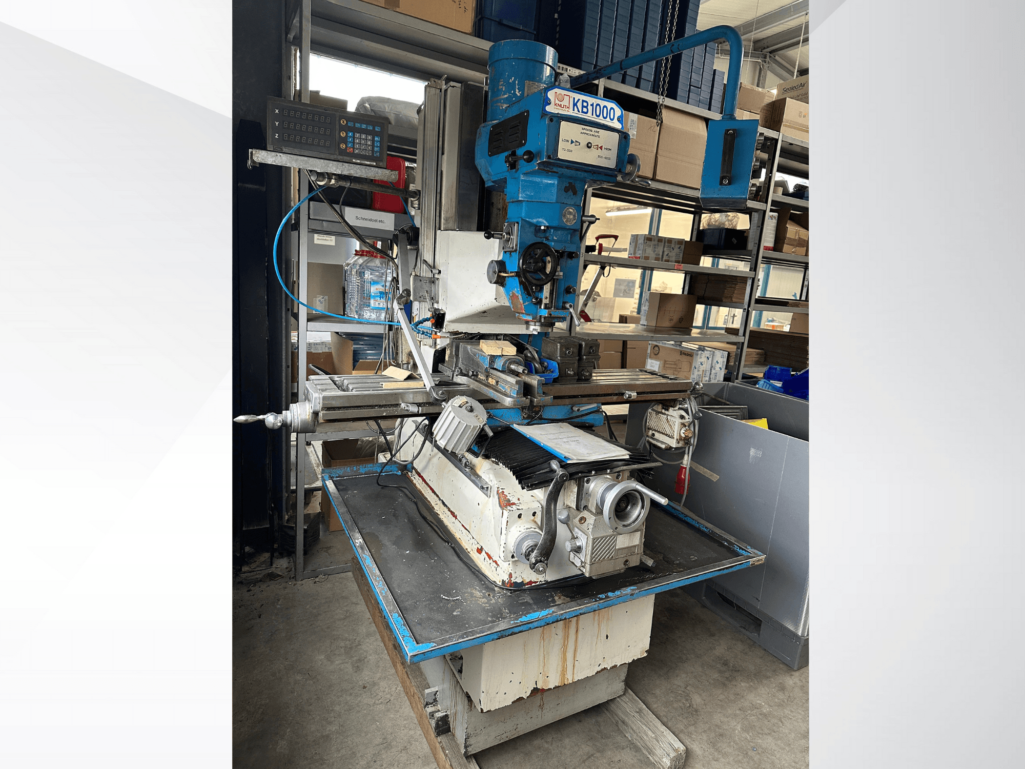 Függőleges marógép KB1000 digitális kijelzővel, oldalnézetben az asztal, az orsó és a szerszámtartó.