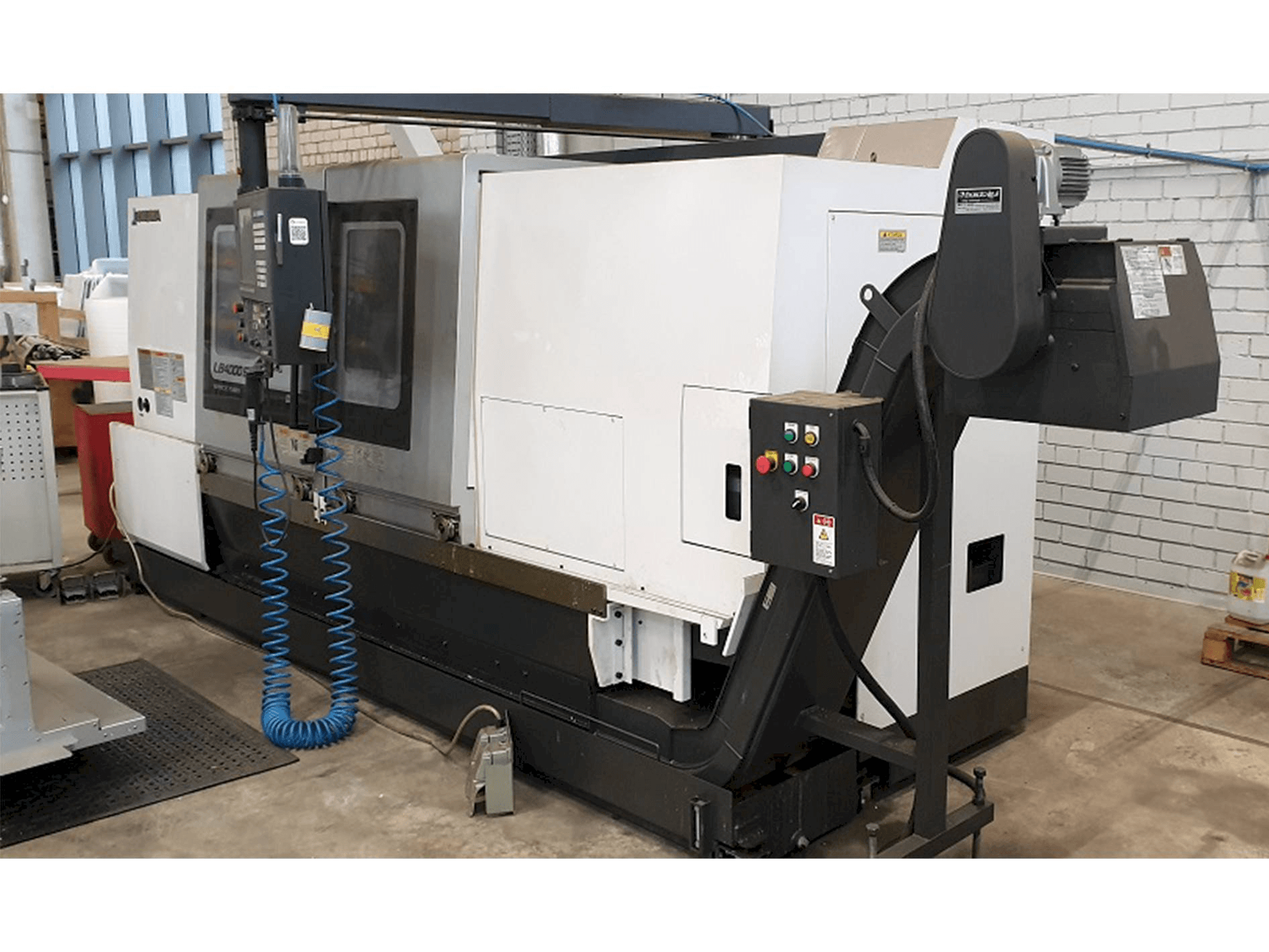 A Okuma LB4000EXII gép elölnézete