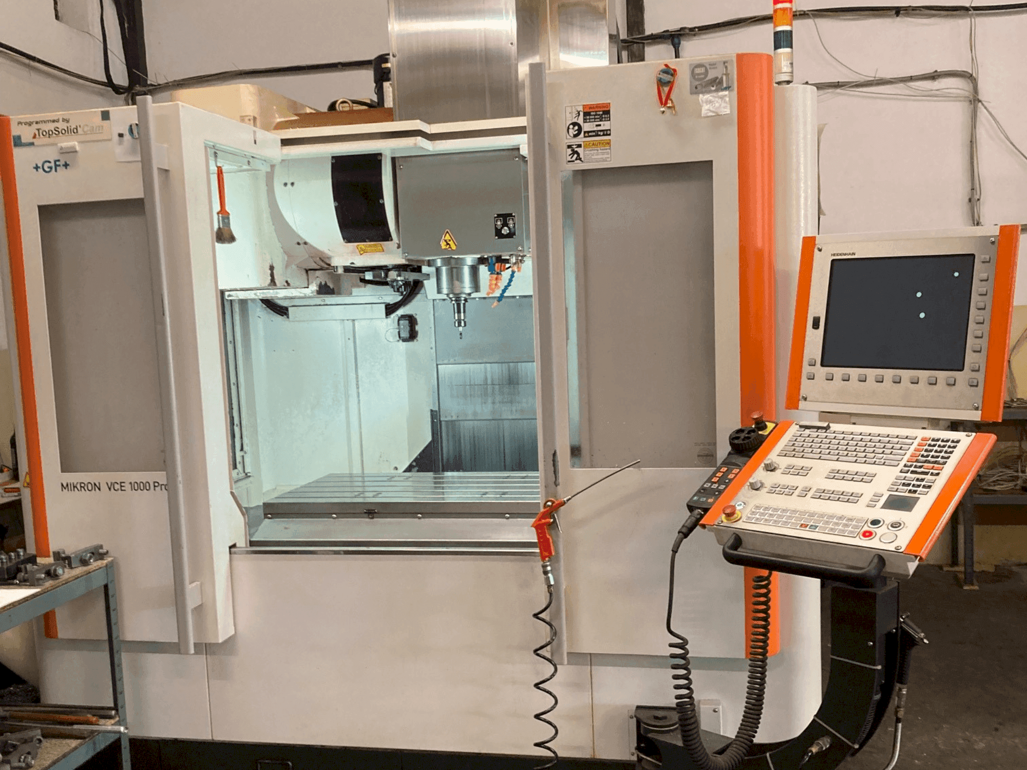 A +GF+ Mikron VCE 1000 Pro gép elölnézete