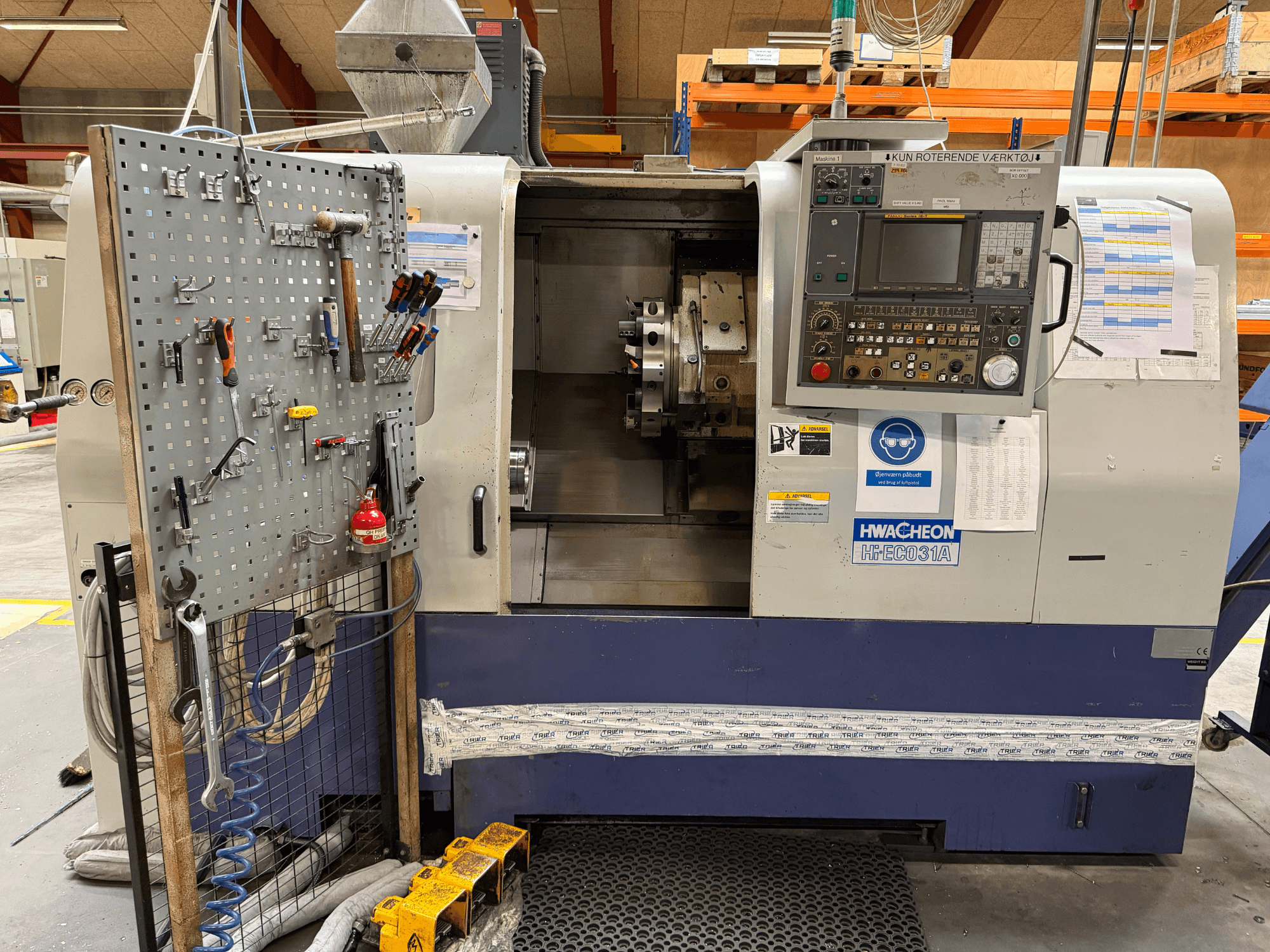 HWACHEON HiEco-31A vízszintes eszterga vezérlőpanellel, oldalsó szerszámtartóval és a gép belsejének jó áttekinthetőségével.