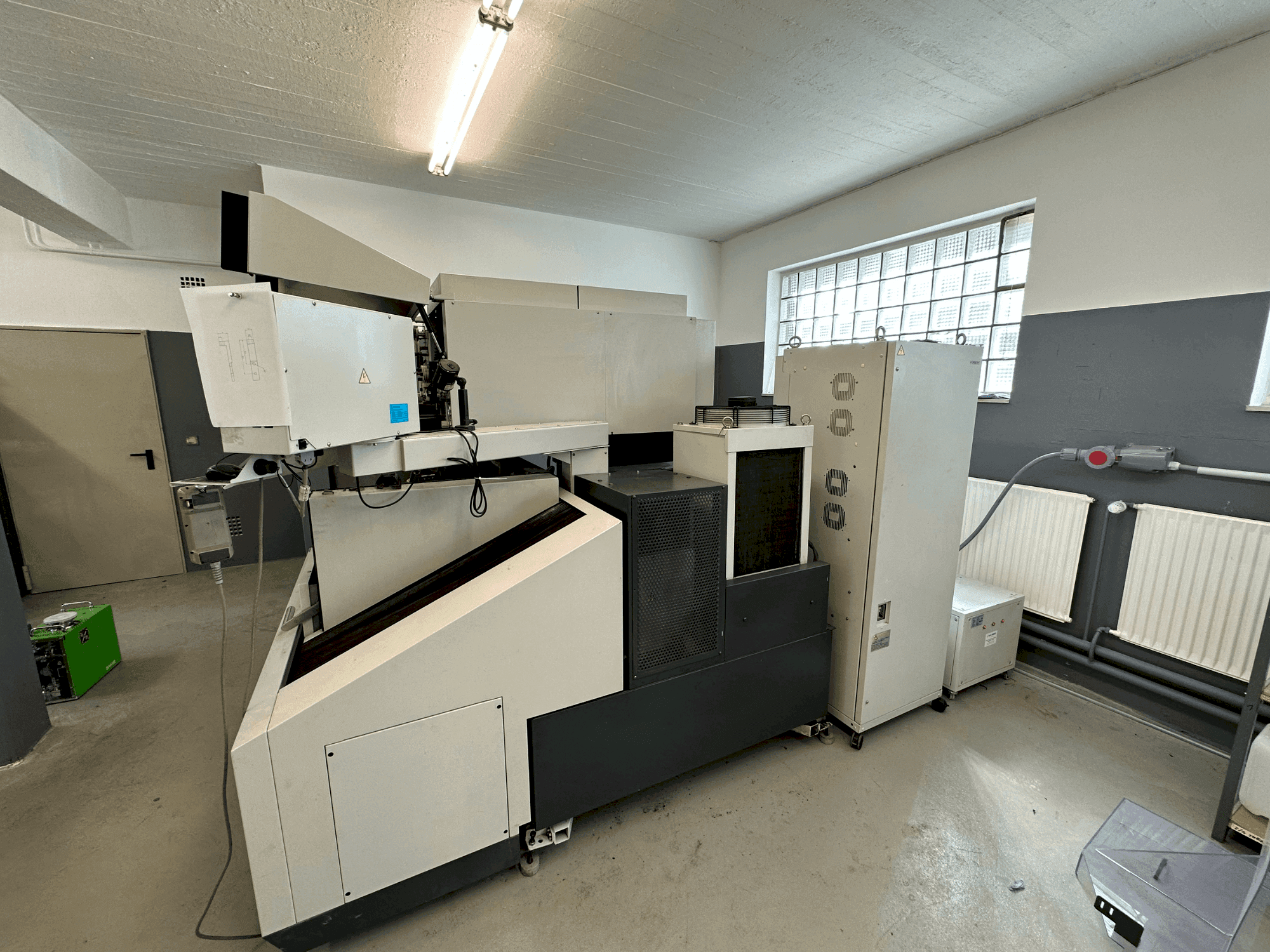 A Mitsubishi MV1200S gép elölnézete