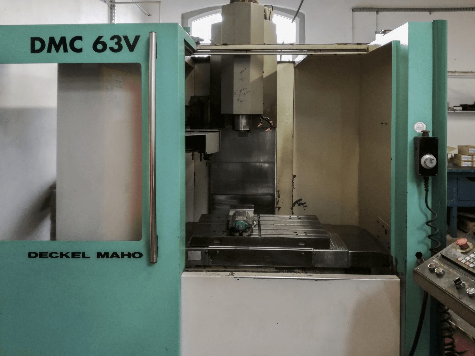 A Deckel Maho Gildemeister DMC 63 V gép elölnézete