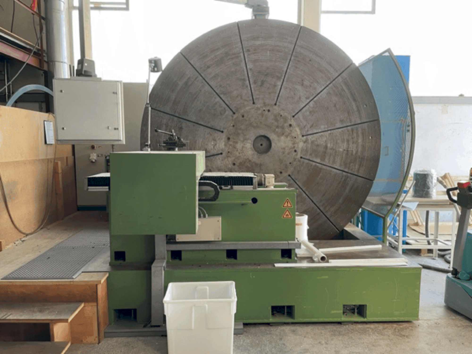 A IRLE Facing Lathe gép elölnézete